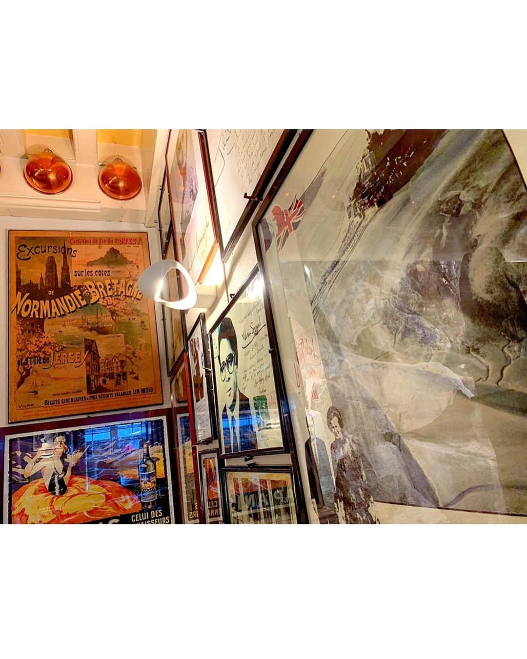 百合華さんのインスタグラム写真 - (百合華Instagram)「モンサンミッシェルの島内で１番有名なオムレツ屋さん『LA MERE POULARD』にてディナータイム🍽💕﻿ ﻿ 卵を混ぜる音がリズミカルで楽しい演出🎶﻿ ﻿ とっても可愛らしいこちらのお店には著名人もも多数御来店なされてるみたいです✨✨✨﻿ ﻿ #フランス ﻿ #france ﻿ #モンサンミッシェル ﻿ #montsaintmichel ﻿ #世界遺産 ﻿ #世界遺産の旅 ﻿ #worldheritage ﻿ #修道院 ﻿ #キリスト教 ﻿ #散策 ﻿ #トラベラー ﻿ #女子旅 ﻿ #オムレツ屋さん﻿ #ディナータイム﻿ #lamerepoulard  #ビジョビ」7月3日 20時34分 - yurika.lovelily
