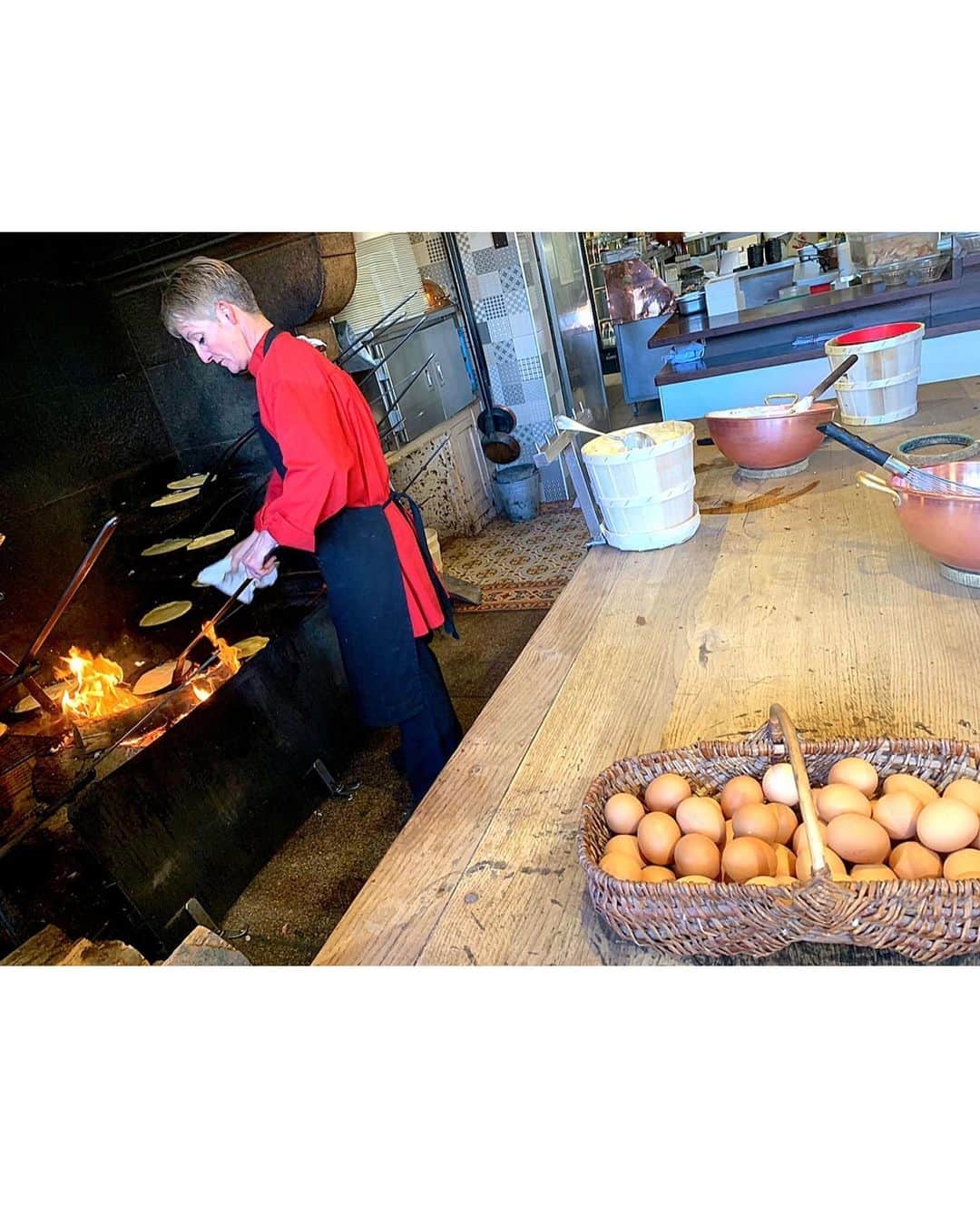 百合華さんのインスタグラム写真 - (百合華Instagram)「モンサンミッシェルの島内で１番有名なオムレツ屋さん『LA MERE POULARD』にてディナータイム🍽💕﻿ ﻿ 卵を混ぜる音がリズミカルで楽しい演出🎶﻿ ﻿ とっても可愛らしいこちらのお店には著名人もも多数御来店なされてるみたいです✨✨✨﻿ ﻿ #フランス ﻿ #france ﻿ #モンサンミッシェル ﻿ #montsaintmichel ﻿ #世界遺産 ﻿ #世界遺産の旅 ﻿ #worldheritage ﻿ #修道院 ﻿ #キリスト教 ﻿ #散策 ﻿ #トラベラー ﻿ #女子旅 ﻿ #オムレツ屋さん﻿ #ディナータイム﻿ #lamerepoulard  #ビジョビ」7月3日 20時34分 - yurika.lovelily