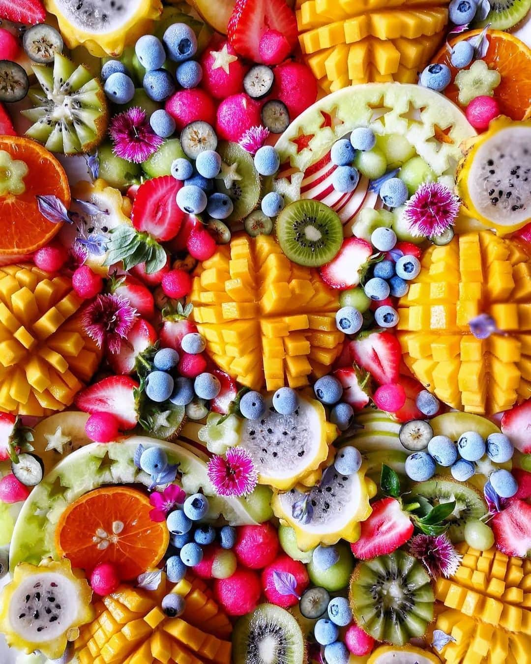 ケイラ・アイトサインズさんのインスタグラム写真 - (ケイラ・アイトサインズInstagram)「⠀ ⁣This fruit has me dreeeeaaaming of Summer 😍🍓. I eat fresh fruit as a part of my healthy, balanced diet all year long but feel like it MOST when the weather is warm. If you are someone who struggles to eat fruit during the winter months try topping WARM foods like oats (or porridge) with fruits like banana or blueberries which are delicious all year round 😉. ⠀ www.kaylaitsines.com/app ⠀ ⠀ Photo credit: @the_sunkissed_kitchen」7月3日 20時34分 - kayla_itsines