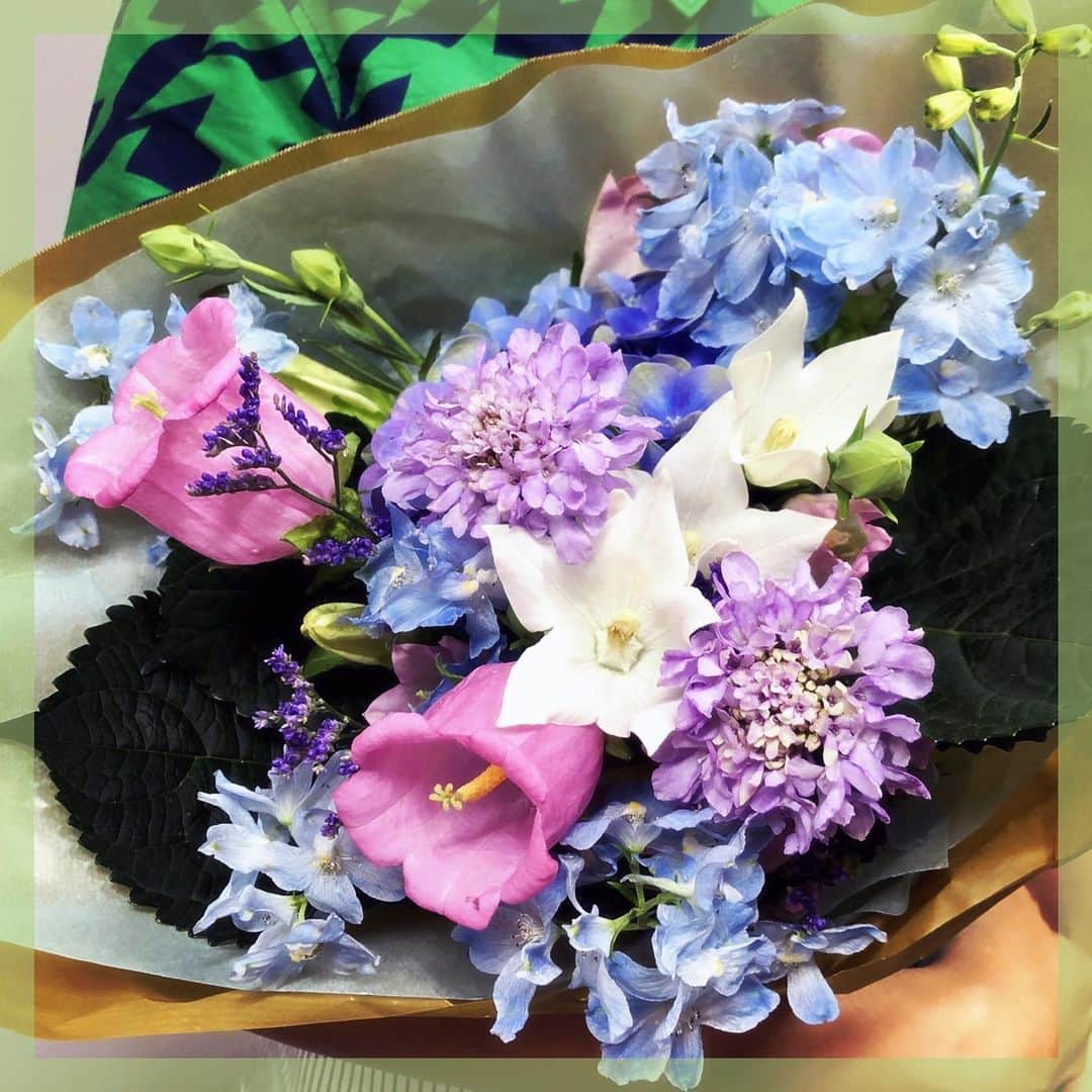 VOGUE GIRL JAPANさんのインスタグラム写真 - (VOGUE GIRL JAPANInstagram)「【本日のご褒美】レイニーシーズンに花を贈るなら、ぜひ紫陽花を入れた花束を💜 25年以上続く表参道の花屋さん、カントリーハーベストで作ってもらったのは、紫やピンク、青といったみずみずしいカラーがふんだんに使われたフレッシュなブーケ。憂鬱な雨の日も気分はあたたかになります。 #本日のご褒美 #水曜日はお花の日 #flowerwednesday #todayslittlehappiness #VOGUEGIRLエディターのお気に入り #ブーケ #花束 #紫陽花 #アジサイ #紫陽花ブーケ #カントリーハーベスト #countryharvest」7月3日 20時28分 - voguegirljapan
