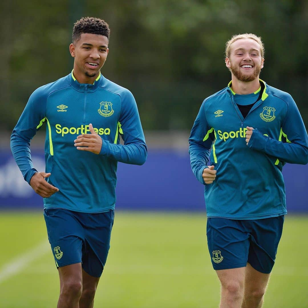 エヴァートンFCさんのインスタグラム写真 - (エヴァートンFCInstagram)「☀️ out, ⚽️ out! • • • #everton #efc #coyb #blues #toffees #preseason #training #premierleague #pl」7月3日 20時28分 - everton