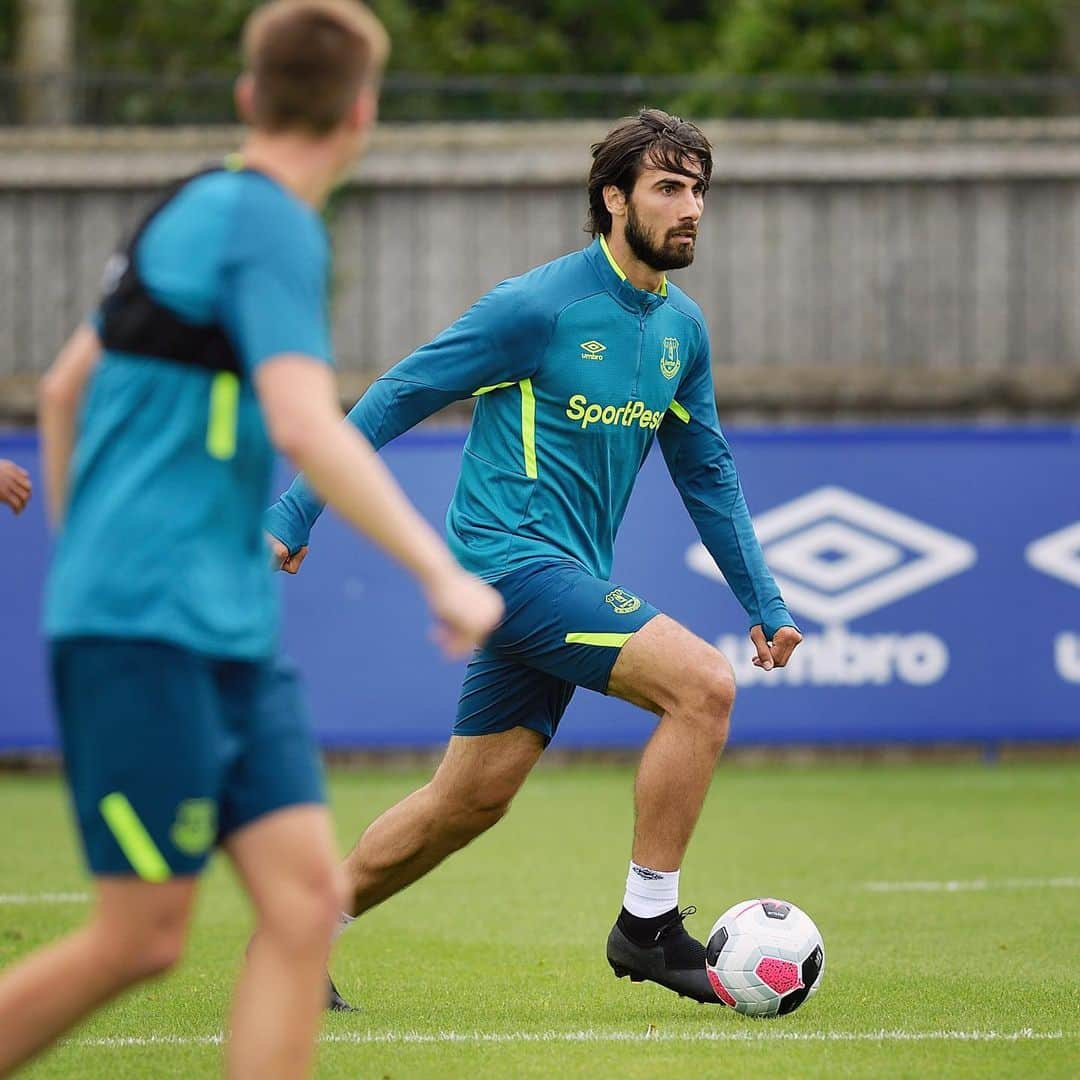 エヴァートンFCさんのインスタグラム写真 - (エヴァートンFCInstagram)「☀️ out, ⚽️ out! • • • #everton #efc #coyb #blues #toffees #preseason #training #premierleague #pl」7月3日 20時28分 - everton