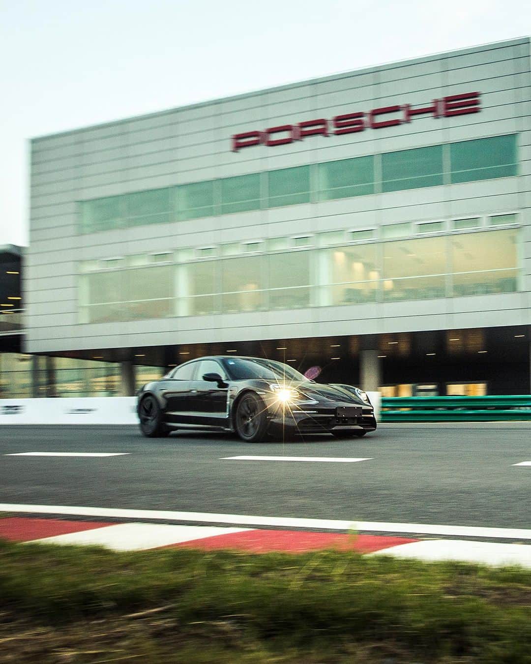 Porscheさんのインスタグラム写真 - (PorscheInstagram)「A lightly camouflaged Porsche Taycan prototype is making three appearances on three continents in three weeks, visiting China, the UK and the US. Discover its first steps in Shanghai, including demo laps on track by race driver Li Chao. #Porsche #PorscheTaycan #SoulElectrified」7月3日 20時28分 - porsche