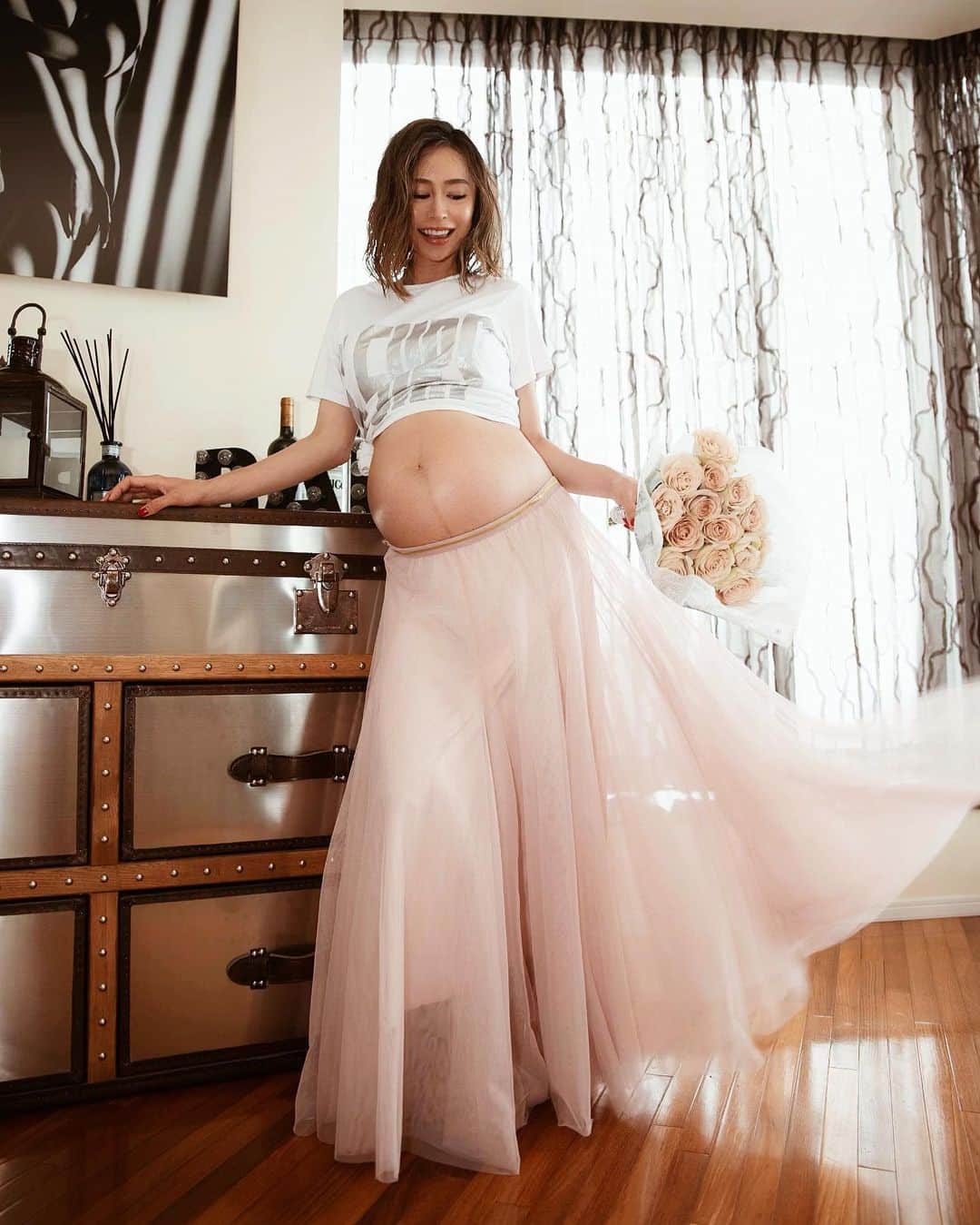asami0510のインスタグラム：「マタニティフォトのつづき〜 いつかお腹にいるベビちゃんにもこのぽっこりお腹見せてあげよう❤︎一生の宝物になりました❤︎ もうすぐ会えるワクワク🕊💕 正中線くっきり！産後ちゃんと消えてくれるかなぁ〜w @rhaymond_recentes 📸 @shiochan_7 💄 @kana0724otsuka 🎬 #maternityphoto #maternity #love #happylife #マタニティ #マタニティフォト #妊婦 #臨月 #妊娠10ヶ月」