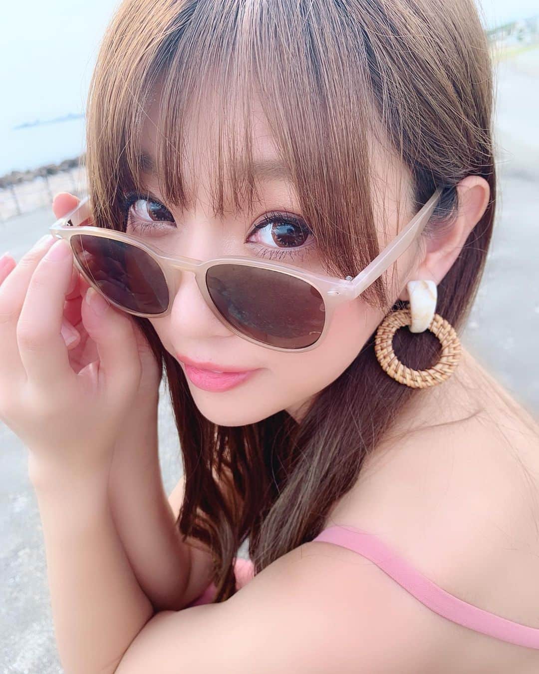 いっちゃん/嶋津 いつみのインスタグラム：「. . 妹の写真の撮り方がめきめき上達中😂❤️ . . . . 質問貰ってたサングラスは @tres.jewelry  ってとこの😎 . . . . . フレームの色味が薄めなのが いかつくならなくて かわいめに仕上がるポイントやと思ってる🙋🏼‍♀️❤️ww . . . . . . クーポンコード貼っとくから 気になる方は お揃いしよー🤤👐🏻💓💓💓 . . クーポンコード👉🏻【300GA】 . 他の色とか形もあるから 見てみてー👀💨 . . . . . . . #tres.jewelry #関西  #関西サロモ  #サロンモデル #サロモ #いっちゃん  #フリーモデル #関西モデル  #あざといっちゃん #かわいっちゃん #いっちゃんコーデ #ブライダルモデル #アレンジモデル #ヘアカラー  #ヘアアレンジ #撮影依頼受付中 . . . . . . . .  7月8月のお仕事依頼受付中です🧚🏻‍♀️💜 .」