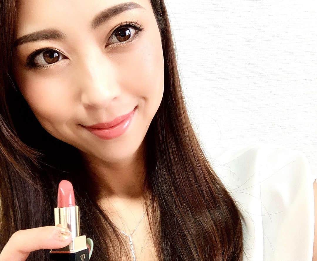 のインスタグラム：「今日はとある式典にてMCを務めさせて頂きました🎤 . スーツでカッチリめの現場だったので、好印象狙いでクレドポーボーテのリップを💄（笑） . 好みのツヤ感上品リップ💓 使いやすいお色💓 現場で大活躍してくれそうです☺️ . #💄#cledepeaubeaute #クレドポーボーテ#ルージュアレーブルn #4#lotusflower#ロータスフラワー . #make#makeup#cosmetics#lip#rouge#selfie#beauty#maibeauty#maiwork  #お仕事メイク#お仕事コスメ#MCメイク#MCコスメ#ナチュラルメイク#コスメ#ツヤ感#自前まつ毛#コスメ好きさんと繋がりたい#山田のコスメ #MC#イベントMC #山田真以  #vasp」