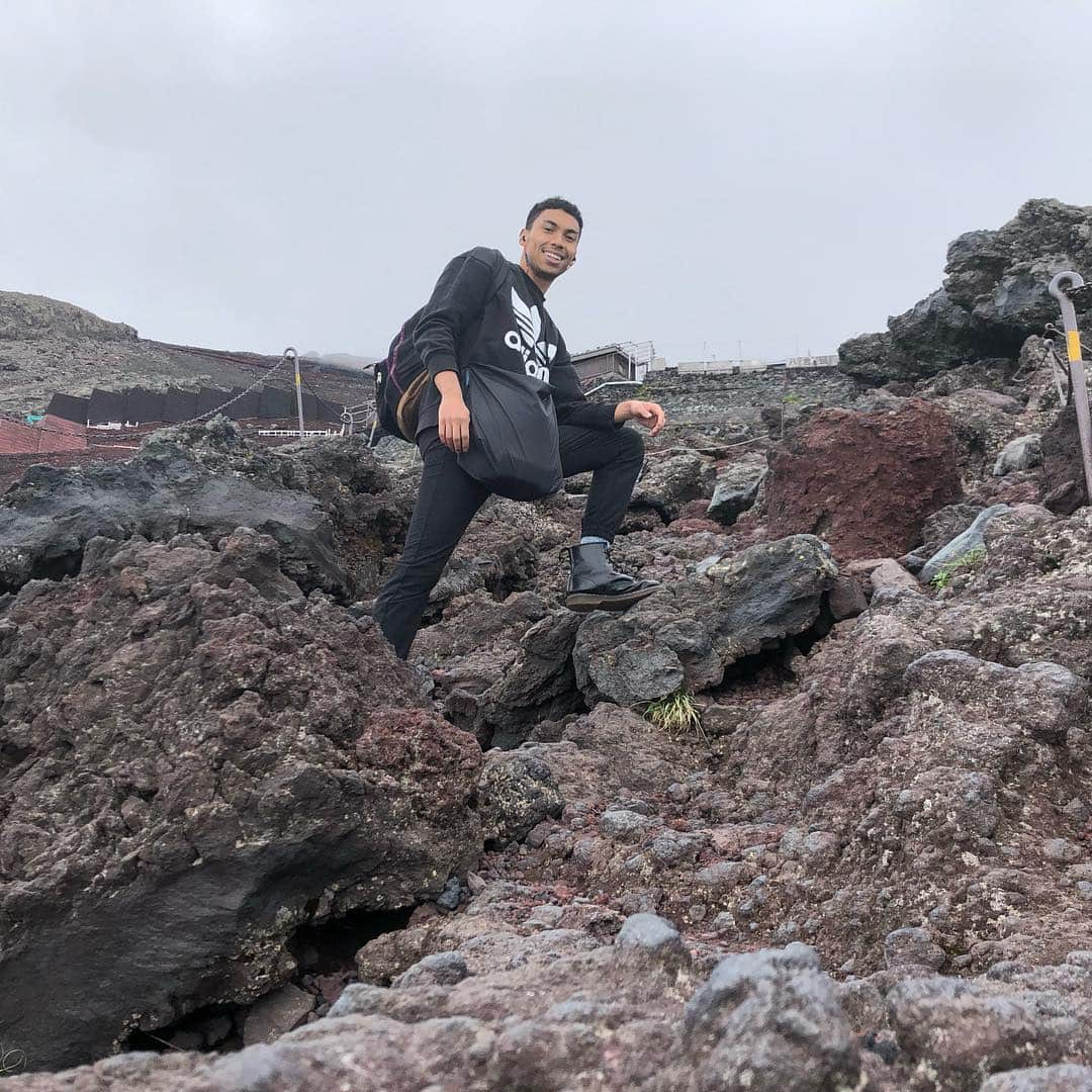 簗瀬洋介のインスタグラム：「In all seriousness this is the reality of climbing Mt Fuji... ・ ・ #killme #mtfuji #mtfujiclimb #tired #kneesweak #armsareheavy #momsspaghetti #japan #富士山 #followme」