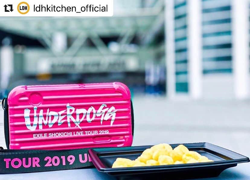 のインスタグラム：「@ldhkitchen_official . 『出張居酒屋えぐざいる～UNDERDOGG KITCHEN～in SAITAMA』開催中✨‼️ . . 大きな野望を抱き音楽を愛する UNDERDOGGが 新たなMUSIC WORLDへ誘う これがEXILE SHOKICHIの音楽 これがEXILE SHOKICHIの世界 説明はいらない この空間を全身で感じよう . EXILE SHOKICHIの記念すべき初となるソロツアー💫✨ EXILE SHOKICHI LIVE TOUR 2019“UNDERDOGG”埼玉公演にて、出張居酒屋えぐざいるとして、FOODコーナー・OKASHIコーナー・ENNICHIコーナーを展開中😚🎉 . . ◆OKASHIコーナーからのご紹介🙋‍♂️◆ 本日は、、、 【UNDERDOGG ポーチ ～コーンスナック入り～】 UNDERDOGGのロゴが入ったかわいいデザイン😍💕 中には、おいしいコーンスナックが🌽 更に、ポーチ&ショルダーバッグとしても使えるため、ちょっとしたお出かけに役に立つこと間違いなし😊‼️ これは、見逃せない逸品🤩 . . 出張居酒屋えぐざいるでパワー補給💪をして、みんなで“UNDERDOGG”で、最高に盛り上がりましょう☝️✨ . . 【FOODメニュー】 ☆FOOD ・PINK DOGG 800円 ・焼きそばwith UNDER PIG 900円 ☆DRINK ・UNDERDOGG TEA 700円 ☆SWEETS ・パンプキンロマンス 1000円 ・ストロベリーロマンス 1000円 【OKASHIメニュー】 ★UNDERDOGG ポーチ ～コーンスナック入り～ 3200円 ★SHOKICHIのTABLET～ストロベリー味～(全6種) 1000円 ★UNDERDOGG BOX ～チョコチップスコーン入り～ 800円 ★出張居酒屋えぐざいるWATER ～EXILE SHOKICHIネックストラップ付～(全6種) 500円 . 【ENNICHIコーナー】 ★UNDERDOGG サークル 500円 ★SHOKICHIのおみくじ300円 . 【営業日時】 7/3(水)　 OKASHIコーナー・FOODコーナー・ENNICHIコーナー 販売時間：12：00～19：00(終演後1時間程度) . 【場所】 埼玉 さいたまスーパーアリーナ2Fけやきひろば場外出張居酒屋えぐざいるスペース . . 【 注意事項 】 ●商品には数に限りがございますので、無くなる場合がございます。 ●食品は、手洗いを充分にしてからお早めにお召し上がり下さい。 ●荒天等の場合、営業を中断、中止する場合がございます。 ●営業時間は、混雑状況や天候等により、予告無く変更する場合がございます。 ●基本、屋外となります。熱中症対策を十分に準備し、体調管理にはくれぐれもお気をつけいただき、お越し下さいませ。 ※上記の注意事項、予めご了承ください。 ※その他会場は未定となっております。 . #UNDERDOGG #EXILESHOKICHI #EXILETRIBE #出張居酒屋えぐざいる #LDHkitchen #アリーナ #埼玉 #さいたまスーパーアリーナ #SAITAMA #SSA #わくわくがとまらない #UNDERDOGGポーチ」