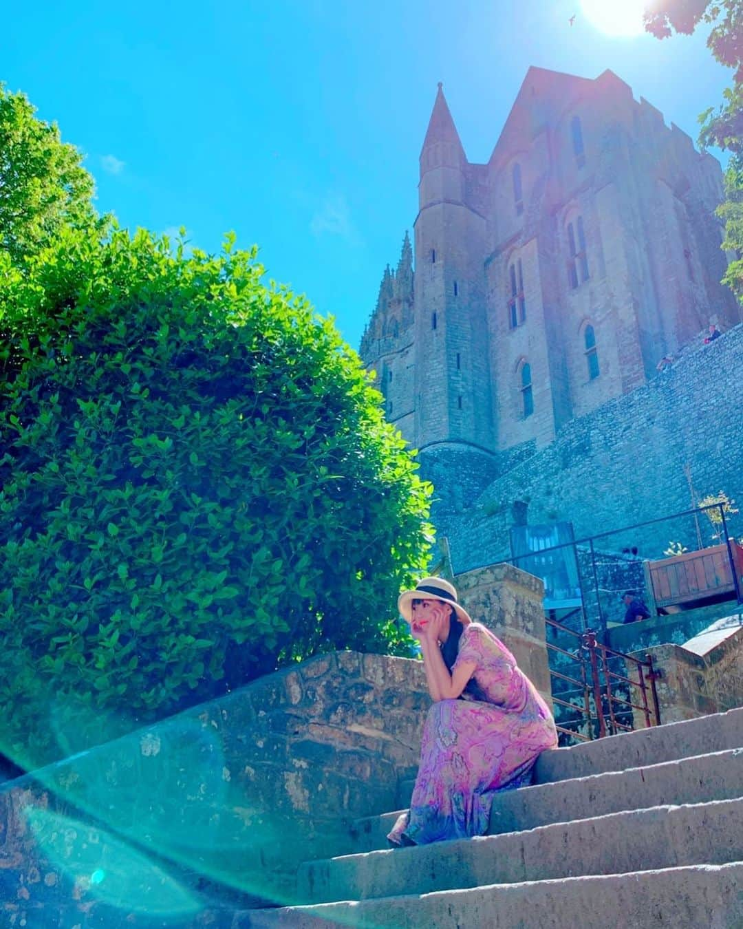 百合華さんのインスタグラム写真 - (百合華Instagram)「Resting at Mont Saint-Michel 💕﻿ ﻿ #フランス ﻿ #france ﻿ #モンサンミッシェル ﻿ #montsaintmichel ﻿ #世界遺産 ﻿ #世界遺産の旅 ﻿ #worldheritage ﻿ #修道院 ﻿ #キリスト教 ﻿ #城内 ﻿ #散策 ﻿ #トラベラー ﻿ #女子旅 ﻿ #休憩」7月3日 15時07分 - yurika.lovelily