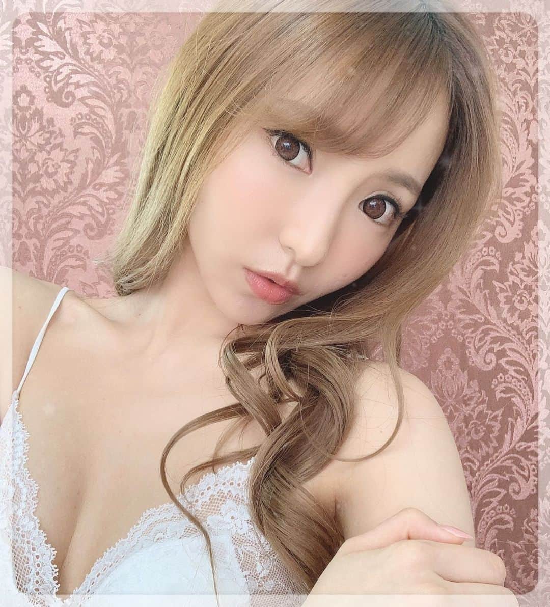 のインスタグラム：「早起きして 久しぶりのお仕事でした💋 近々みなさんに いい報告ができると思います 待っていて下さい🥺！ I did a job after a long time.  Please report more in the near future.  我起得很早已经很久了。 我们可以报告活动的那一天即将来临。 请稍等🥰」