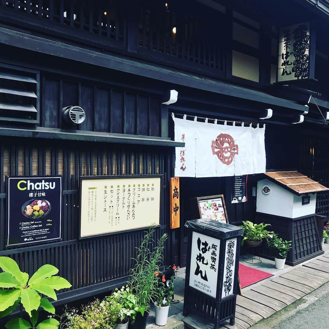 木谷有里さんのインスタグラム写真 - (木谷有里Instagram)「上三之町 版画喫茶 「ばれん」 落ち着いた雰囲気の店内✨ 町歩きに疲れたら休憩で訪れてみてはいかがでしょう？😍 店内には版画作品も飾ってあって素敵です☆☆☆ 私は抹茶フロートを注文しました💚  Cafe "Baren" This cafe is in old township Takayama Gifu Japan😉  #cafe #takayama #gifu #高山市 #古い町並み #上三之町 #木谷有里の高山散策 #高山観光」7月3日 15時09分 - kitani_yuri