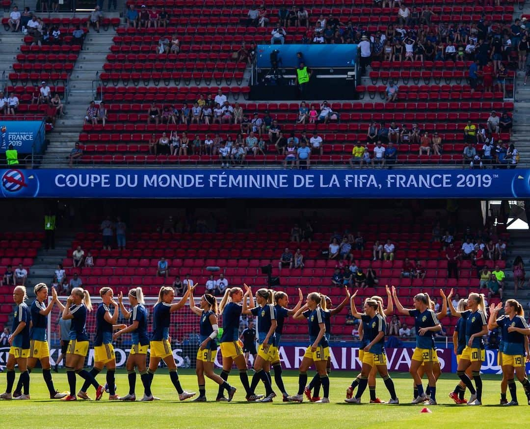 コソヴァレ・アスラニさんのインスタグラム写真 - (コソヴァレ・アスラニInstagram)「TOGETHER. 23 players. ONE TEAM. #FIFAWWC semifinal tonight! 🔥🇸🇪」7月3日 15時19分 - asllani9