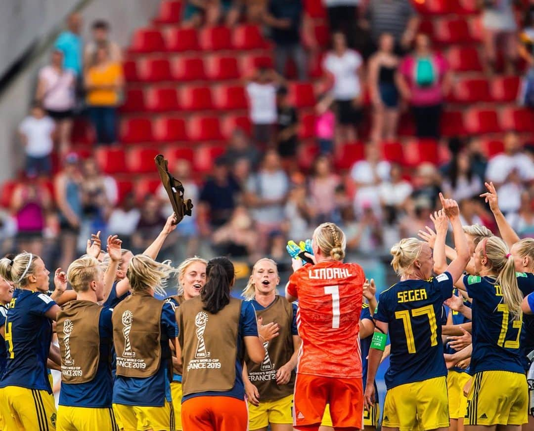 コソヴァレ・アスラニさんのインスタグラム写真 - (コソヴァレ・アスラニInstagram)「TOGETHER. 23 players. ONE TEAM. #FIFAWWC semifinal tonight! 🔥🇸🇪」7月3日 15時19分 - asllani9