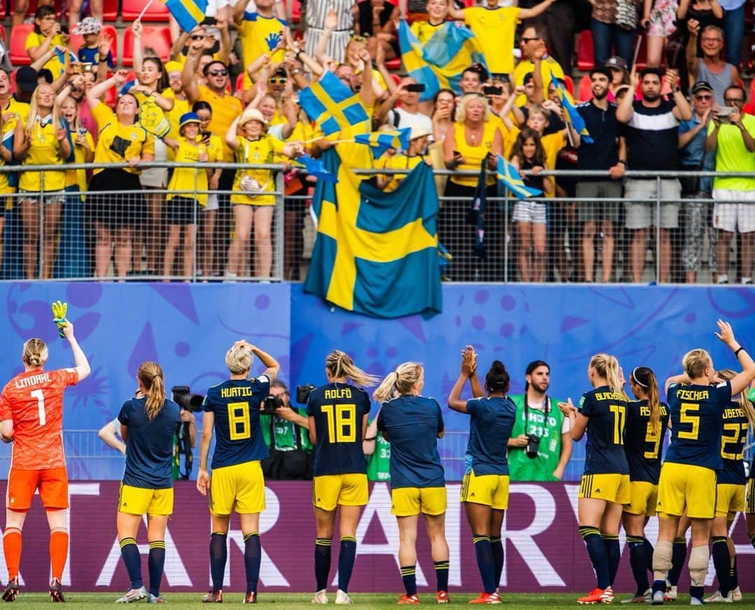 コソヴァレ・アスラニさんのインスタグラム写真 - (コソヴァレ・アスラニInstagram)「TOGETHER. 23 players. ONE TEAM. #FIFAWWC semifinal tonight! 🔥🇸🇪」7月3日 15時19分 - asllani9