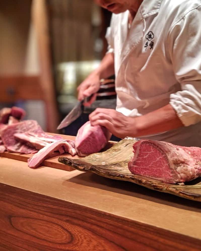 "TERIYAKI" テリヤキ編集部さんのインスタグラム写真 - ("TERIYAKI" テリヤキ編集部Instagram)「~TERIYAKI美食倶楽部開催店~⠀⠀ ⠀ TERIYAKI美食倶楽部では、ほぼ毎日素敵なオフ会を開催しています。⠀ ⠀ 東京に限らず、全国各地で様々な逸品を食べる至高のオンラインサロン。⠀ ⠀ 気になる方は @teriyaki_jp  のプロフィールからチェック。⠀ ⠀  ________________________________⠀⠀ ⠀ 🏠店舗名: 北新地 牛寶⠀ ⠀⠀ ⠀ ⠀⠀ 🗾場所: 大阪,大阪⠀ 🍽夜:¥50,000〜 ⠀ 📣テリヤキストのコメント: ⠀ 大阪が誇る最高級肉割烹⠀⠀ ________________________________⠀  テリヤキ編集部公式アカウントでは、本当に美味しいお店をご紹介しております。アプリの方もチェックお願い致します！😊 ・ 『 #テリヤキ掲載店』をつけて投稿いただいた中から素敵なお写真をご紹介いたします！ぜひ投稿してみてくださいね！⠀ ________________________________⠀ #テリヤキ掲載店#北新地#北新地グルメ#牛寶#大阪#大阪グルメ#写真好きな人と繋がりたい #グルメ好きな人と繋がりたい #美味しいもの好きな人と繋がりたい #いいね返し#ファインダー越しの世界 #美味しいお店#food#foodstagram #foodporn #delicious#グルメ部 #グルメ好きな人と繋がりたい #たべすたぐらむ #グルメ巡り」7月3日 15時22分 - teriyaki_jp