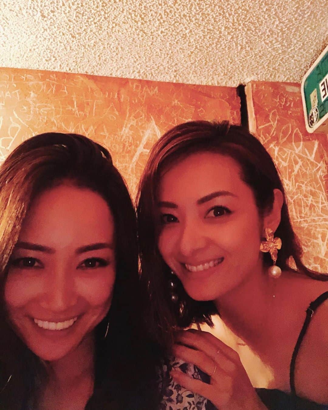 のインスタグラム：「やっと会えたね❤️めめたん😚💕 ・ 全然変わらない可愛さ😍😍😍 ・ 昔は毎日一緒に撮影してたね👯‍♀️ ・ 私達大人になりました👭 ・ #2019 #Japan #tokyo #めめたん #久しブリ感なし❤️」