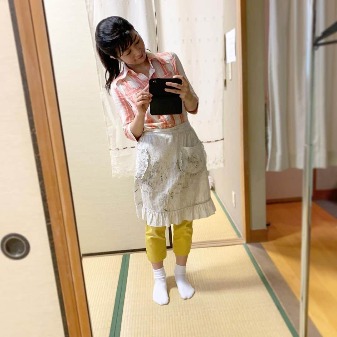 三倉茉奈さんのインスタグラム写真 - (三倉茉奈Instagram)「今日の公演も終わり、 三婆公演もあと5日。 5月頭から始まったお稽古。抜き稽古から。 稽古に本番…ひたすら濃い毎日を過ごさせていただいてます。感謝！ #三婆 #博多座 #お花さん #24歳 #私より割と若い #楽屋が広い #冷蔵庫やレンジもあるので今回は楽屋で自炊 #エプロンが汚れてるのはわざと」7月3日 15時30分 - mana_mikura_official