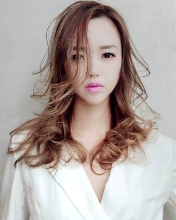 Nicole Chenのインスタグラム：「Do you love my new hair ;) I did it at @walkingonsunshine.sg by my hair stylist @walkingonsunshine.gene」
