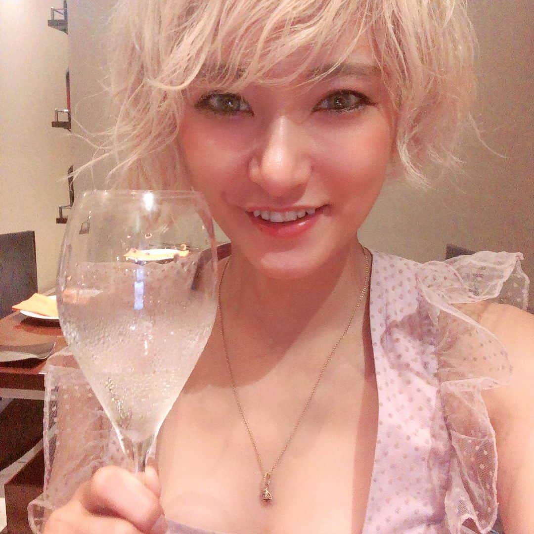 中川友里さんのインスタグラム写真 - (中川友里Instagram)「@yoshino0826 @ayame382 に誘ってもらって素敵なdinnerに🐷❤️ ・ ・ ・ 渋谷にある 炉窯ステーキ 煉瓦  @rogamarenga さんでは. 『食べる事を楽しむ』をコンセプトに提供された料理を食べるだけでなく、素材そのままに焼き上がったお肉を お客様自身で捌き、シェアするといった『体験』をお楽しみいただけます🥰❤️🌹がコンセプトのお店だったので みんなで切りながら食べるのめちゃ楽しかった🐷❤️ ・ ・ 別途 そのあと1時間1本勝負でカラオケ🎤楽し過ぎたからまたこのコースでリピートしたいです🐷🌹🌹🌹笑 ・ ・ #炉窯ステーキ煉瓦 #渋谷イタリアン #渋谷グルメ #渋谷ディナー #pr」7月3日 15時35分 - darayunya