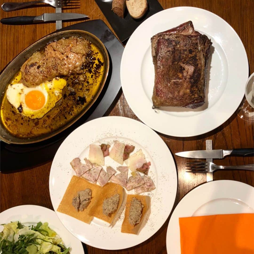 中川友里さんのインスタグラム写真 - (中川友里Instagram)「@yoshino0826 @ayame382 に誘ってもらって素敵なdinnerに🐷❤️ ・ ・ ・ 渋谷にある 炉窯ステーキ 煉瓦  @rogamarenga さんでは. 『食べる事を楽しむ』をコンセプトに提供された料理を食べるだけでなく、素材そのままに焼き上がったお肉を お客様自身で捌き、シェアするといった『体験』をお楽しみいただけます🥰❤️🌹がコンセプトのお店だったので みんなで切りながら食べるのめちゃ楽しかった🐷❤️ ・ ・ 別途 そのあと1時間1本勝負でカラオケ🎤楽し過ぎたからまたこのコースでリピートしたいです🐷🌹🌹🌹笑 ・ ・ #炉窯ステーキ煉瓦 #渋谷イタリアン #渋谷グルメ #渋谷ディナー #pr」7月3日 15時35分 - darayunya