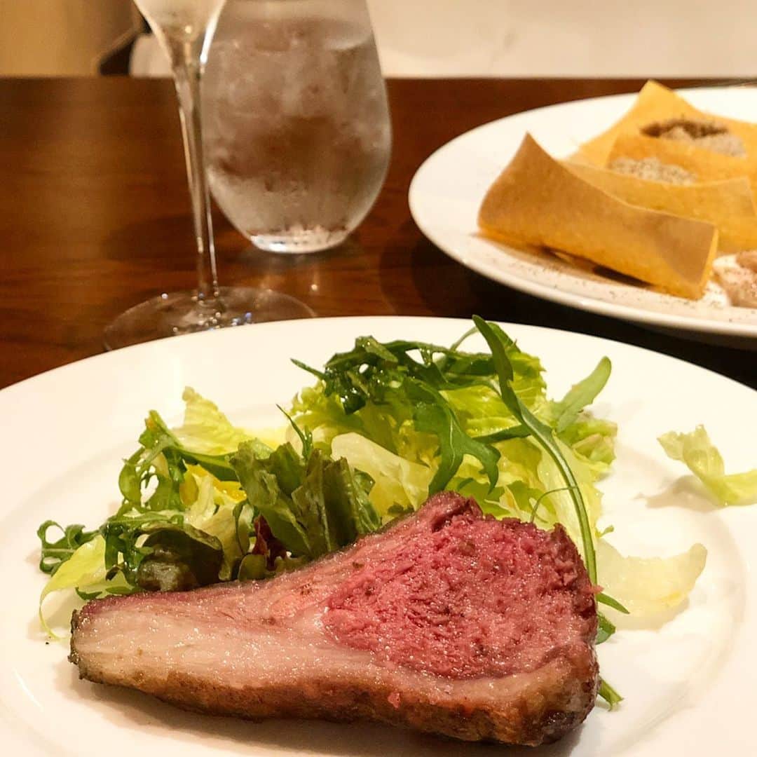 中川友里さんのインスタグラム写真 - (中川友里Instagram)「@yoshino0826 @ayame382 に誘ってもらって素敵なdinnerに🐷❤️ ・ ・ ・ 渋谷にある 炉窯ステーキ 煉瓦  @rogamarenga さんでは. 『食べる事を楽しむ』をコンセプトに提供された料理を食べるだけでなく、素材そのままに焼き上がったお肉を お客様自身で捌き、シェアするといった『体験』をお楽しみいただけます🥰❤️🌹がコンセプトのお店だったので みんなで切りながら食べるのめちゃ楽しかった🐷❤️ ・ ・ 別途 そのあと1時間1本勝負でカラオケ🎤楽し過ぎたからまたこのコースでリピートしたいです🐷🌹🌹🌹笑 ・ ・ #炉窯ステーキ煉瓦 #渋谷イタリアン #渋谷グルメ #渋谷ディナー #pr」7月3日 15時35分 - darayunya