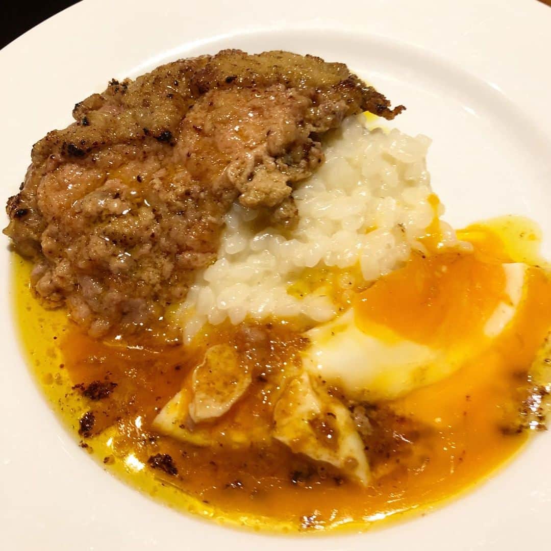 中川友里さんのインスタグラム写真 - (中川友里Instagram)「@yoshino0826 @ayame382 に誘ってもらって素敵なdinnerに🐷❤️ ・ ・ ・ 渋谷にある 炉窯ステーキ 煉瓦  @rogamarenga さんでは. 『食べる事を楽しむ』をコンセプトに提供された料理を食べるだけでなく、素材そのままに焼き上がったお肉を お客様自身で捌き、シェアするといった『体験』をお楽しみいただけます🥰❤️🌹がコンセプトのお店だったので みんなで切りながら食べるのめちゃ楽しかった🐷❤️ ・ ・ 別途 そのあと1時間1本勝負でカラオケ🎤楽し過ぎたからまたこのコースでリピートしたいです🐷🌹🌹🌹笑 ・ ・ #炉窯ステーキ煉瓦 #渋谷イタリアン #渋谷グルメ #渋谷ディナー #pr」7月3日 15時35分 - darayunya
