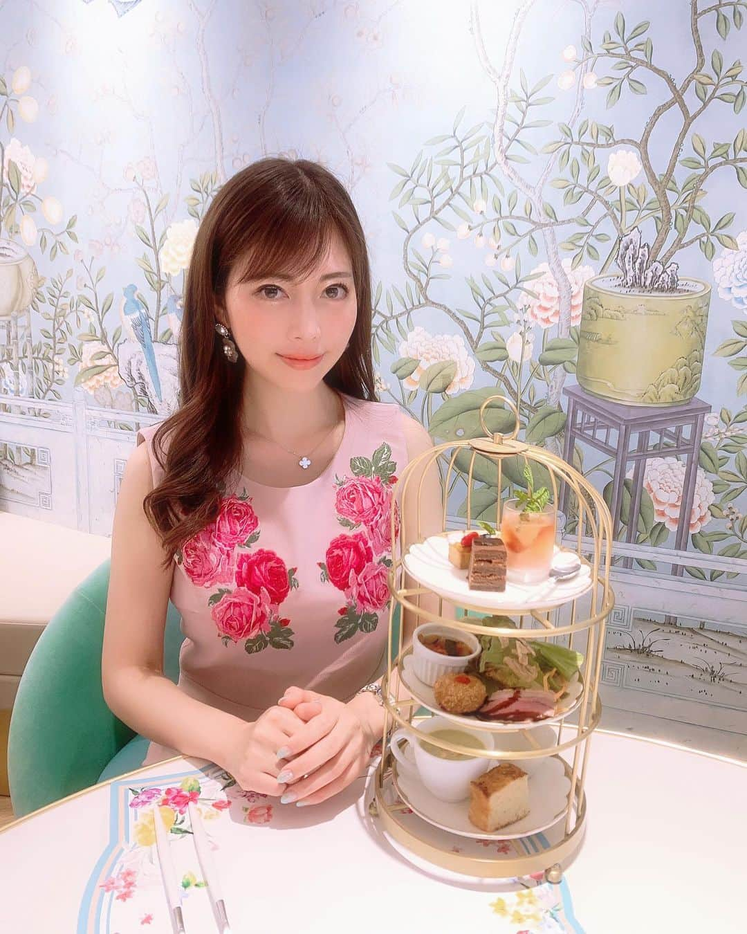 さわいえりさんのインスタグラム写真 - (さわいえりInstagram)「Ch Tea Room💓 桃のカッペリーニ美味しかった🍑  ワンピースは @emiriawiz_official ・ ・ ・ ・ ・ ・ ・ ・ ・ ・ ・ #emiriawiz#ワンピース#花柄#可愛い#お洒落好きな人と繋がりたい#コーディネート#今日のコーデ#さわえりコーデ#綺麗#美容#サロモ#サロンモデル#インフルエンサー#清楚系女子#エレガント#綺麗めコーデ#チェスティ#chtearoomkobe#カフェ#ランチ#カフェ巡り#スイーツ」7月3日 15時40分 - beauty_eri7