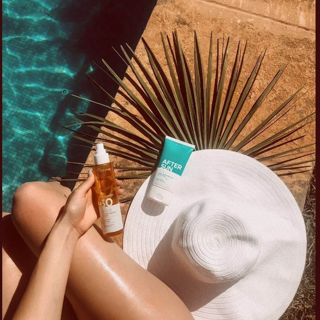 ClarinsUKさんのインスタグラム写真 - (ClarinsUKInstagram)「@giuliaschlintl does sun safely in Mallorca with: ☀️Sun Care Oil Mist: protects skin & hair 💧After Sun: soothes skin after a day by the pool #Clarins #ItsAllAboutYou #SmartSunProtection #Suncare #SPF  #Summer」7月3日 15時55分 - clarinsuk