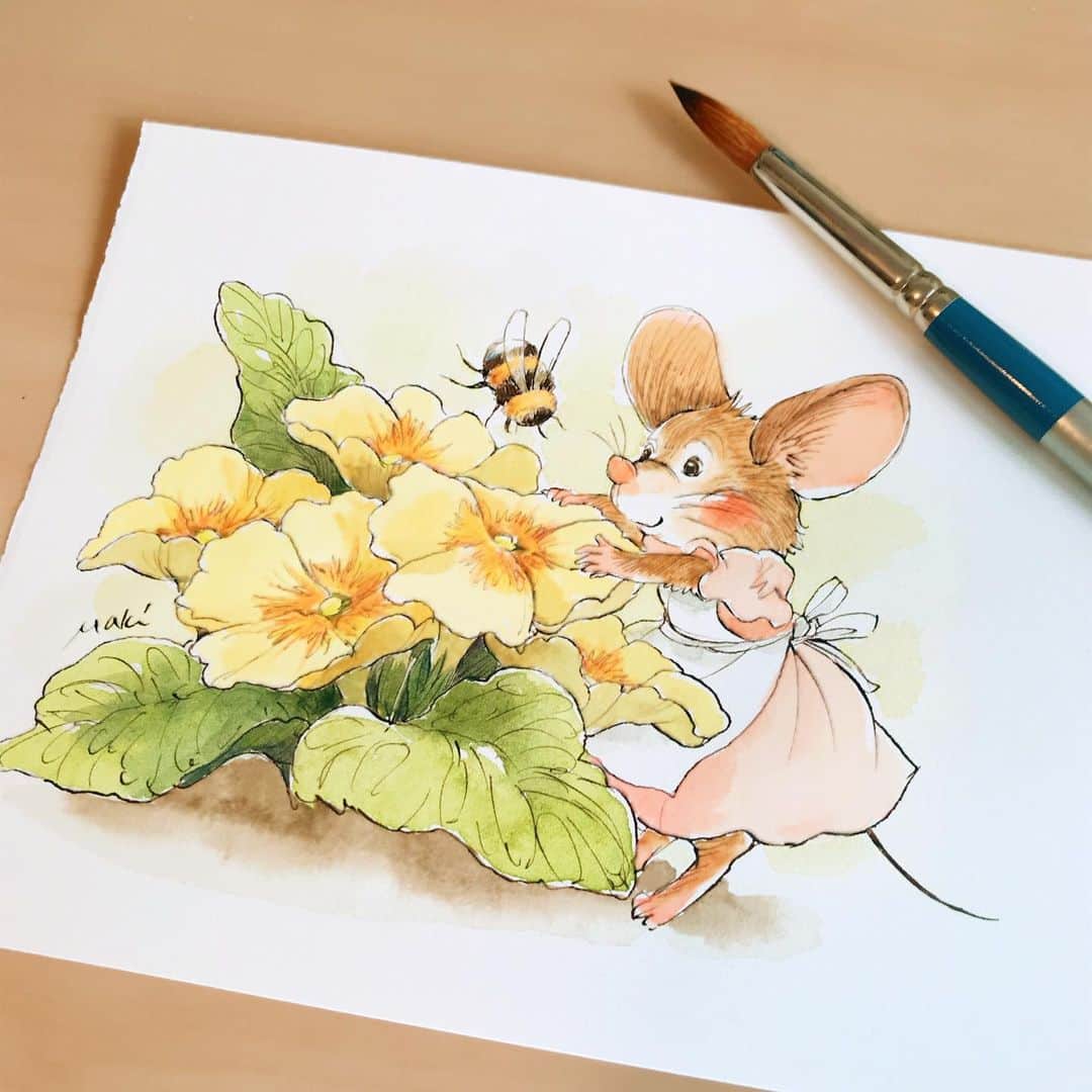 イラストレーター山崎牧子さんのインスタグラム写真 - (イラストレーター山崎牧子Instagram)「Primula  黄色い花と子ねずみ #watercolorpainting#watercolor#sweet#flower#animal#mouse#illustration#children_illustration#イラスト#イラストレーター#水彩画#花#プリムラ#ねずみ#ミツバチ」7月3日 15時47分 - makiko.inatome