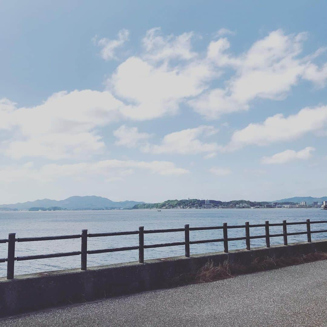 山田義孝さんのインスタグラム写真 - (山田義孝Instagram)「🚙🚅✈️🛸 47都道府県ツアーも残り7公演。 このNICHIBIバッグで回ってる。 高校時代に憧れた家の近所の美容学校のバッグを卒業生の友達から受け継ぎ18年くらい使ってる。 全然壊れないな。 今でもたまに思う。 『日美入りたいな』と。 #日本美容専門学校 #NICHIBI #吉田山田47都道府県ツアー #次は新潟公演」7月3日 15時50分 - yamadayositaka