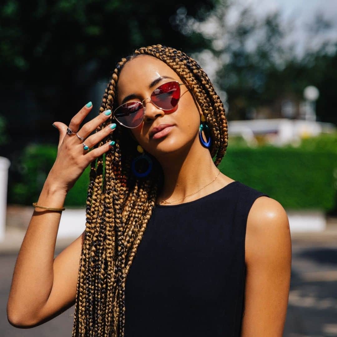 アクセサライズのインスタグラム：「Wake us up when it's the weekend☀️. Midweek days are better when looking through rose tinted glasses. @alannanicolex wears the Tia cat eye sunglasses. 🔍 Earrings - 6947724000 🔍 Sunglasses - 6931235700|  Tap the link in the bio to shop now.  #Accessorize #Accessorizer」