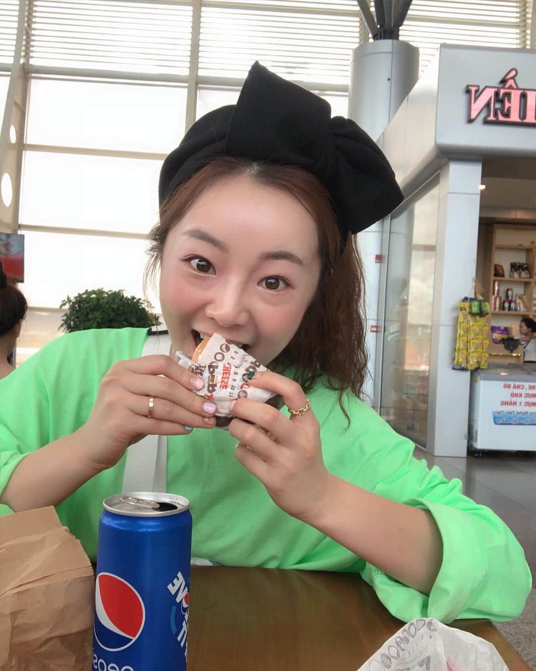 ユ・ボファさんのインスタグラム写真 - (ユ・ボファInstagram)「나트랑으로 가는 비행기가 지연됫다..버거킹 반조각에 기분이 다시 좋아졌다.. 나란사람 너무 단순한것..❣️」7月3日 16時10分 - yoobohwa