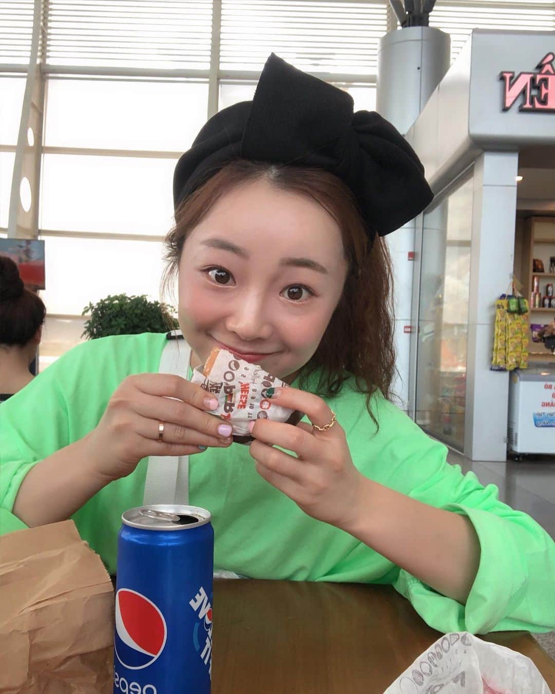 ユ・ボファさんのインスタグラム写真 - (ユ・ボファInstagram)「나트랑으로 가는 비행기가 지연됫다..버거킹 반조각에 기분이 다시 좋아졌다.. 나란사람 너무 단순한것..❣️」7月3日 16時10分 - yoobohwa