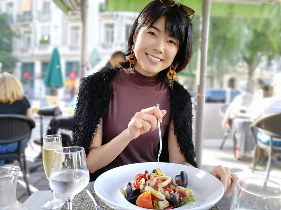 桐島瑞希さんのインスタグラム写真 - (桐島瑞希Instagram)「ニースで食べたシーフードサラダwithシャンパンを思い出す…💗 ロンドンで一度牡蠣にあたって以来、生牡蠣が怖くて食べられなくなったのが、本当に悲しい〜😂 日本にいる時は、レストランに生牡蠣があれば必ず食べていたのに❗ また日本帰ったらトライしてみようかなぁ…🤔 #brasserielegambetta #nice #france #ニース #フランス #ニース旅行 #フランス旅行 #シーフードサラダ #seafood #seafoodsald #シャンパン #champagne #tataki #タタキ #海外旅行好きな人と繋がりたい #海外旅行 #旅したくなるフォト」7月3日 16時21分 - mizkirisiii
