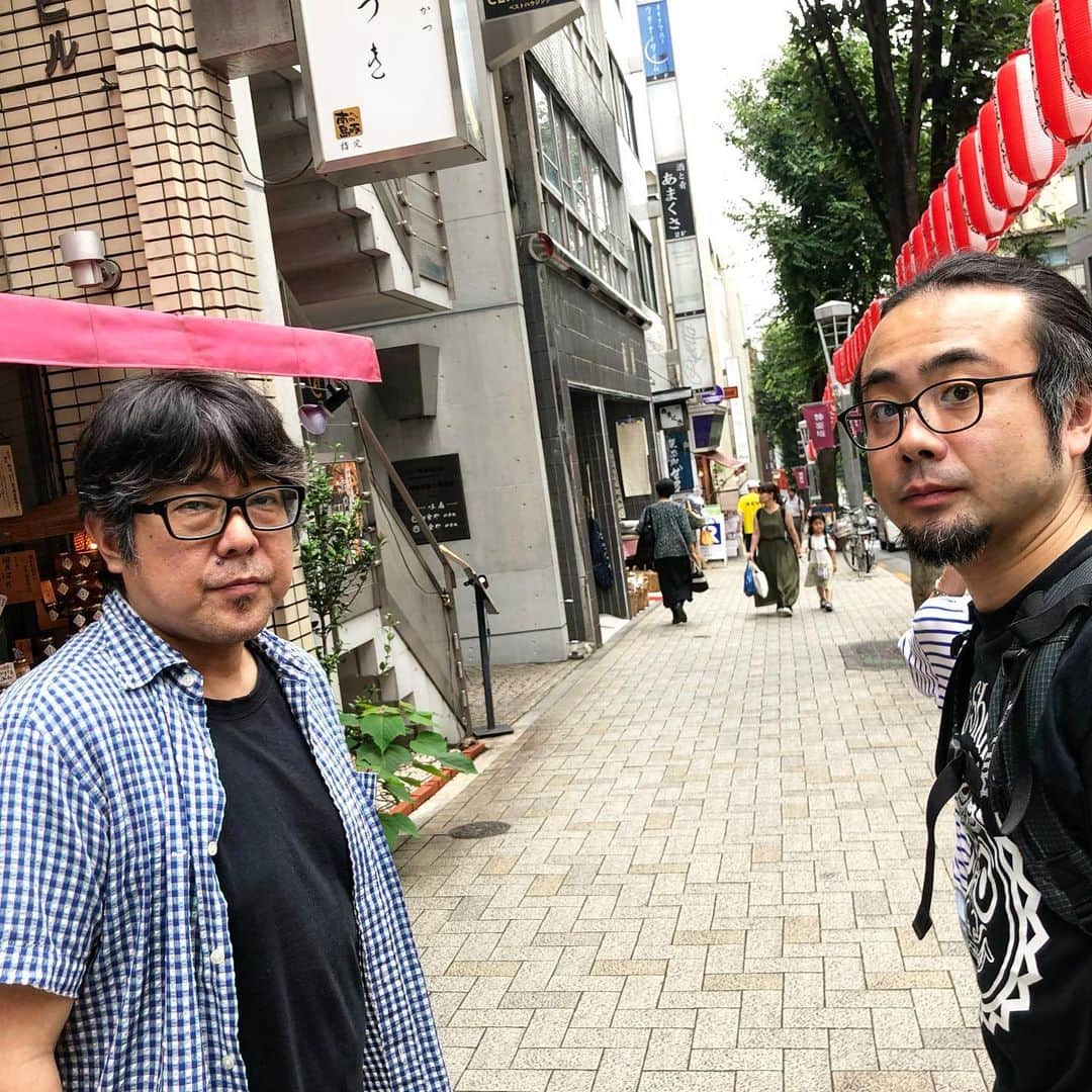 岡峰光舟さんのインスタグラム写真 - (岡峰光舟Instagram)「なんだか色々あったおっさんと、特になんもなさそうなおっさんととんかつ食べて英気を養う日となりました。2000円の特上ロースを注文後、「やっぱなかったです〜！」とのことでプラス900円の夜メニュー、南の島豚特上ロースにやけくそジャンプ。ええ。さそりゃあもう大層な旨味でしたよ。脂多いとこに塩と辛子でちょいレモン。甘みが広がるんですな〜。てな感じで帰り道に中日ドラゴンズのなんかを運んでるトラックも見れたんで満足です。ごちトン様でした🐖 #とんフレ #スケベ楽器」7月3日 16時29分 - kohshuokamine