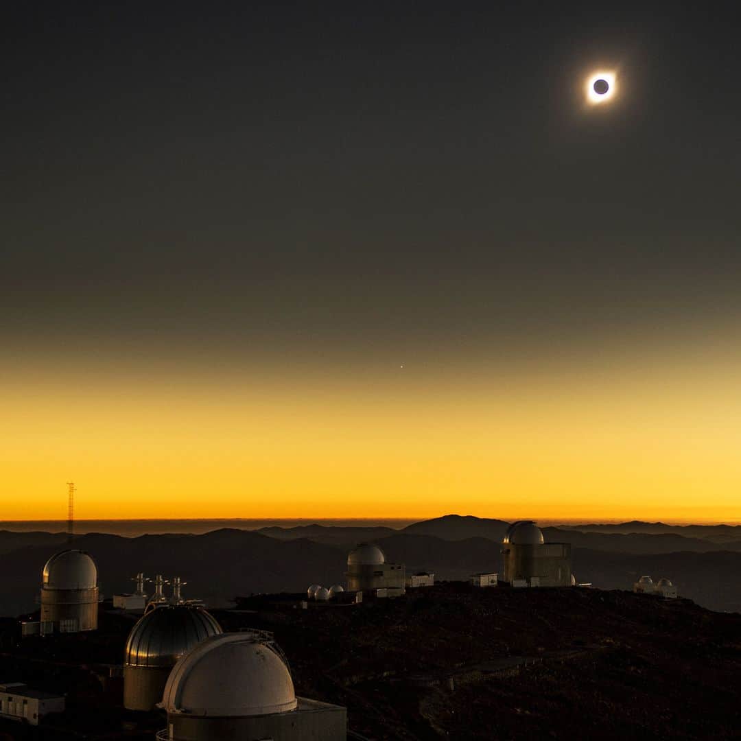 AFP通信さんのインスタグラム写真 - (AFP通信Instagram)「AFP Photo @martinbernetti_photojournalist - Solar eclipse as seen from the La Silla European Southern Observatory (ESO) in La Higuera, Coquimbo Region, Chile, on July 02, 2019.  Tens of thousands of tourists braced Tuesday for a rare total solar eclipse that was expected to turn day into night along a large swath of Latin America's southern cone, including much of Chile and Argentina. #Solareclipse #Solar #eclipse #astronomy」7月3日 16時34分 - afpphoto