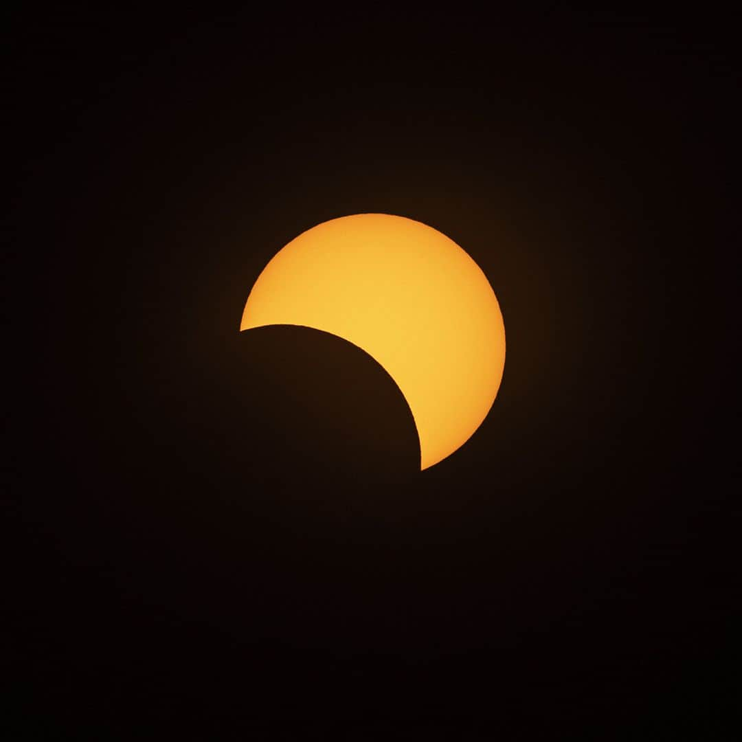 AFP通信さんのインスタグラム写真 - (AFP通信Instagram)「AFP Photo @martinbernetti_photojournalist - Solar eclipse as seen from the La Silla European Southern Observatory (ESO) in La Higuera, Coquimbo Region, Chile, on July 02, 2019.  Tens of thousands of tourists braced Tuesday for a rare total solar eclipse that was expected to turn day into night along a large swath of Latin America's southern cone, including much of Chile and Argentina. #Solareclipse #Solar #eclipse #astronomy」7月3日 16時34分 - afpphoto