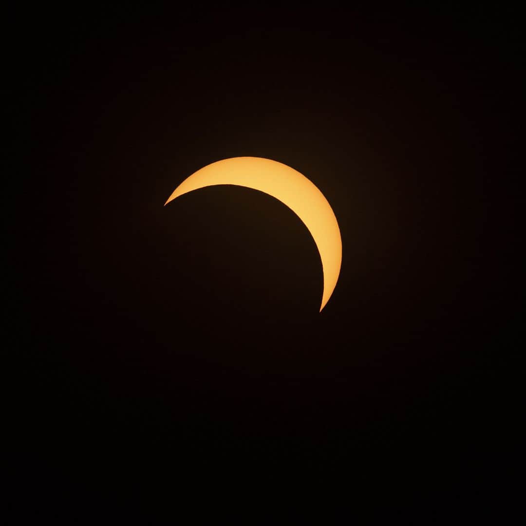 AFP通信さんのインスタグラム写真 - (AFP通信Instagram)「AFP Photo @martinbernetti_photojournalist - Solar eclipse as seen from the La Silla European Southern Observatory (ESO) in La Higuera, Coquimbo Region, Chile, on July 02, 2019.  Tens of thousands of tourists braced Tuesday for a rare total solar eclipse that was expected to turn day into night along a large swath of Latin America's southern cone, including much of Chile and Argentina. #Solareclipse #Solar #eclipse #astronomy」7月3日 16時34分 - afpphoto