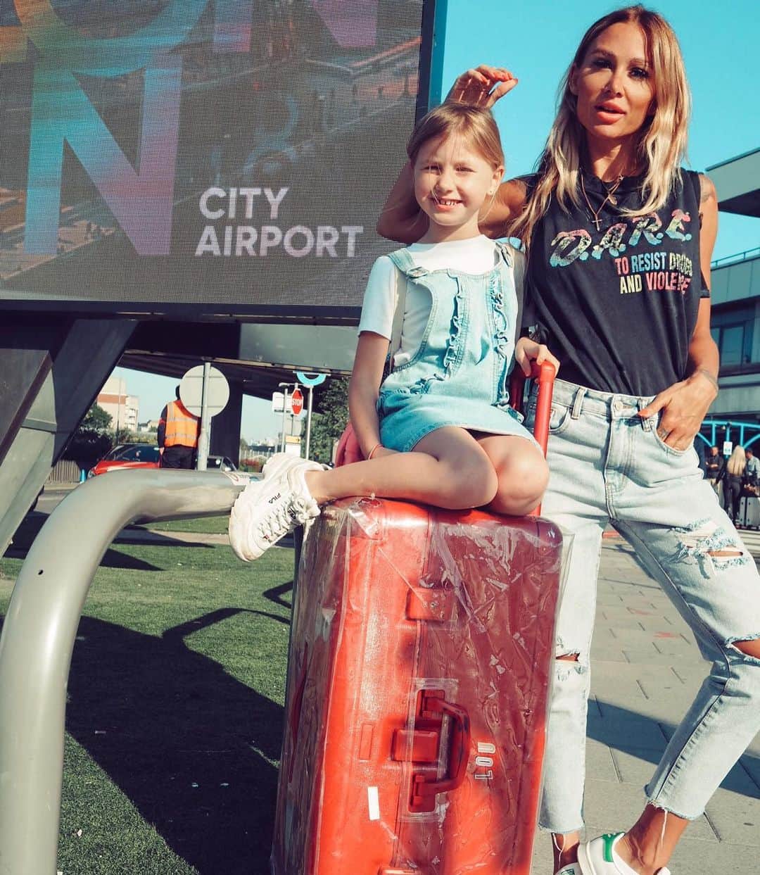 ルー・ティーズデールさんのインスタグラム写真 - (ルー・ティーズデールInstagram)「Emotional baggage 💟」7月3日 16時34分 - louteasdale
