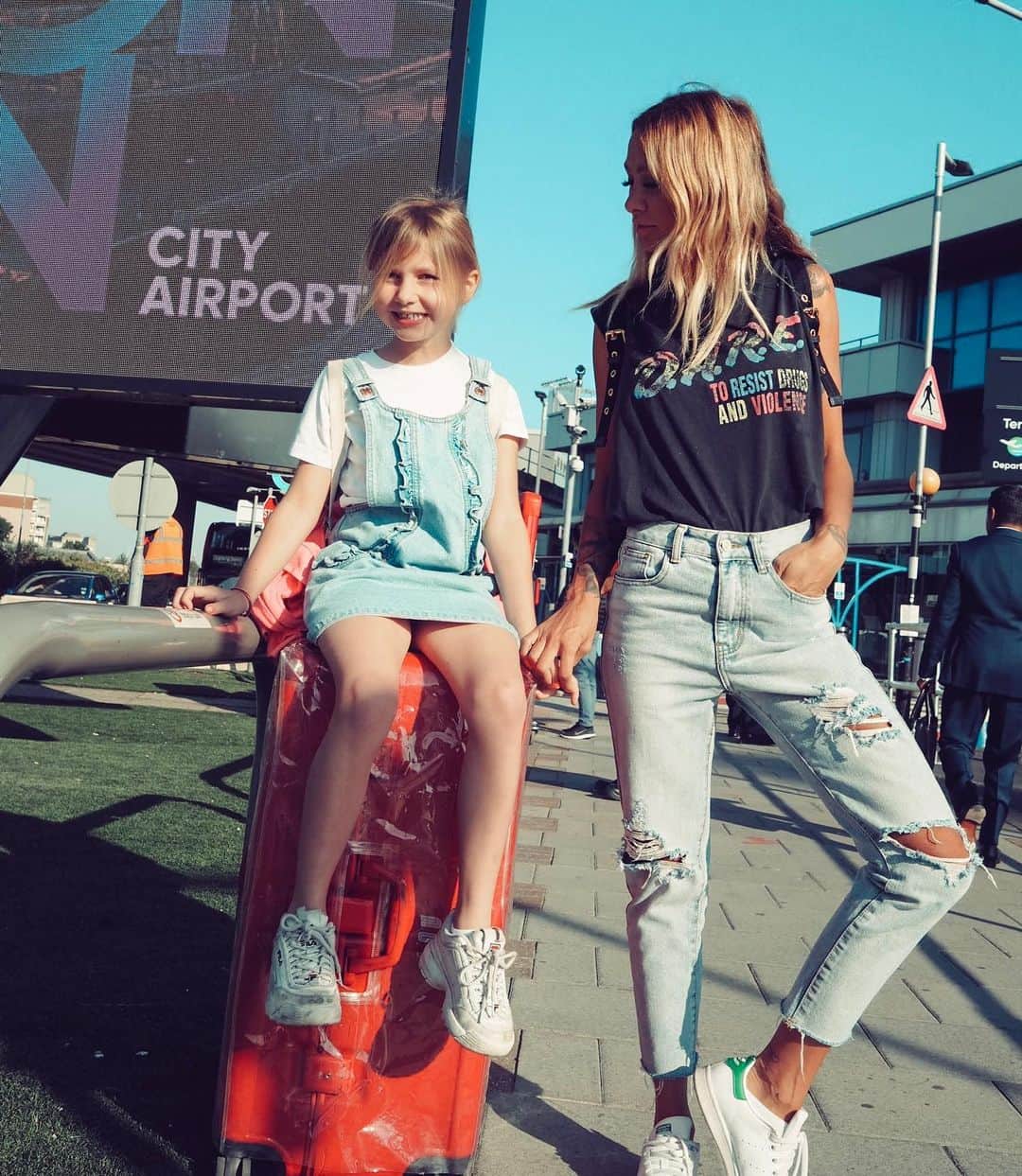 ルー・ティーズデールのインスタグラム：「Emotional baggage 💟」