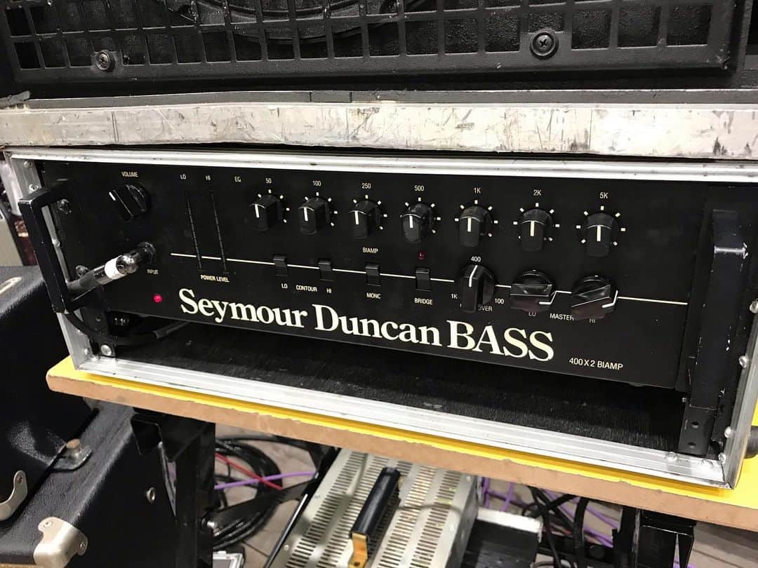 ミトさんのインスタグラム写真 - (ミトInstagram)「・ ・ 僕が最初に手に入れたアンプは、 ・ 18歳の時に楽器屋の店員さんから買った ・ Seymour DuncanのBiamp 8000という機種。 ・ (写真の二枚目) ・ それからデビューして沢山のアンプを触ったんですが、 ・ 結局このアンプを使い続け、あっという間に25年経った。 ・ 今年3月に、移動中の機材車の振動で中のトランスが外れ、 ・ 内部の基盤をめためたに破壊してしまい、 ・ 突然のお別れ。。 ・ 正直、 ・ この25年このアンプで困ったことは一度も無かったから ・ この突然の別れは自分としてはかなりショックだった。 ・ 更に深刻だったのは、次に使うアンプをどうするか… ・ このアンプ、ただでさえ絶版の個体で、 ・ しかもオークションにも滅多に出ない、、 ・ オークションサイトがポピュラーになってからでも ・ 現物を一回も見たことないアンプだったので、 ・ もう一度アンプ探しの旅に出るのかなと思いつつ ・ ある時ふらりとオークションを覗いたら、、 ・ ・ ・ この写真の一枚目のアンプが、 ・ 何とは無しにあるじゃないですか！！！ ・ し、しかも、考えられない位のお値打ち価格、、、 ・ 即効で落札額で落としてゲットすることが出来たんです！ ・ これ、見てくれも型番も違うのだけど、 ・ 筐体は一緒で、更にこちらの方が初期型。 ・ メンテナンスにはちょっと時間がかかったのだけど、 ・ 今日、鳴らしてみて、わかった。 ・ この音、、、ああ、もうこの音が自分の音なんだって。 ・ このアンプじゃなきゃ鳴らない、いや弾けないフレーズが ・ 確実にあるんだなと、25年経って漸く気が付いたのです。 ・ これからもう少し調整は必要なのですが、 ・ これでこの先、アンプに悩むことはほぼ無いはず。 ・ だって前の子が25年、、 ・ しかも一回も壊れたことない程の頑丈さんだから、 ・ この子も僕と一緒にまた25年はライヴ出来るよね！！ ・ #seymourduncan #bassamp #clammbon #クラムボン #ミト #ミトムボン #基本物持ち良い」7月3日 16時39分 - micromicrophone