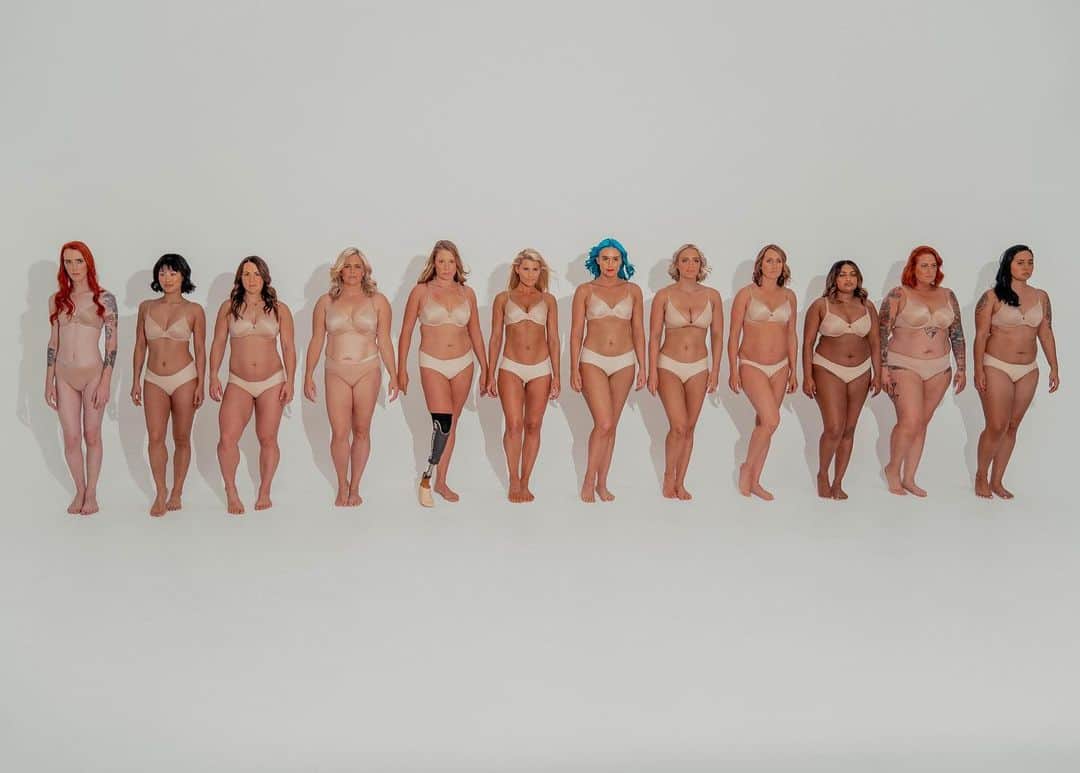 シェパードのインスタグラム：「💪🏼 A huge thank you to the amazing ladies who joined us for the next Sheppard film clip! #kissmyfatass . From left to right: @miss.laurii  @j.fizzzzle  @karasaundo  @bodyimagemovement  @mon.murphy  @tiffhall_xo  @amysheppardpie  @emmashepparddd  @lauraaedwards  @annaprakash  @hair_by_jools  @kaylahtruth . 📸: @jasonbovino」