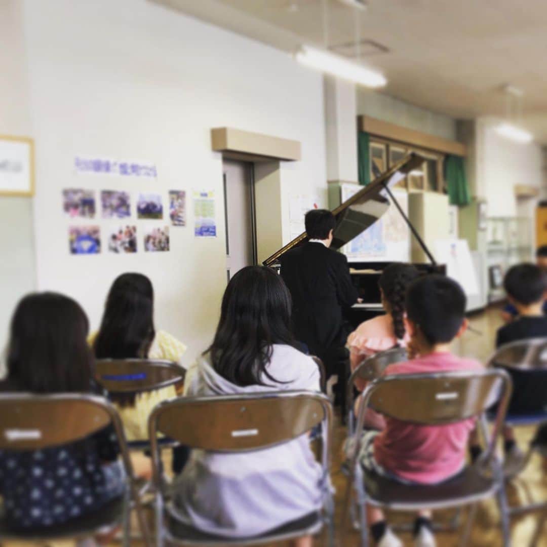 金子三勇士さんのインスタグラム写真 - (金子三勇士Instagram)「Outreaching in Ueda city #アウトリーチ #アウトリーチコンサート #コンサート #ピアノリサイタル #ピアノ #学校訪問 #小学校 #長野県 #上田市 #ピアニスト #金子三勇士 #レジデントアーティスト #artistinresidence #Uedacity #outreach #pianorecital #concert #piano #pianist #MiyujiKaneko #educationalprogram #welovemusic #文化庁」7月3日 16時39分 - miyujikaneko_official