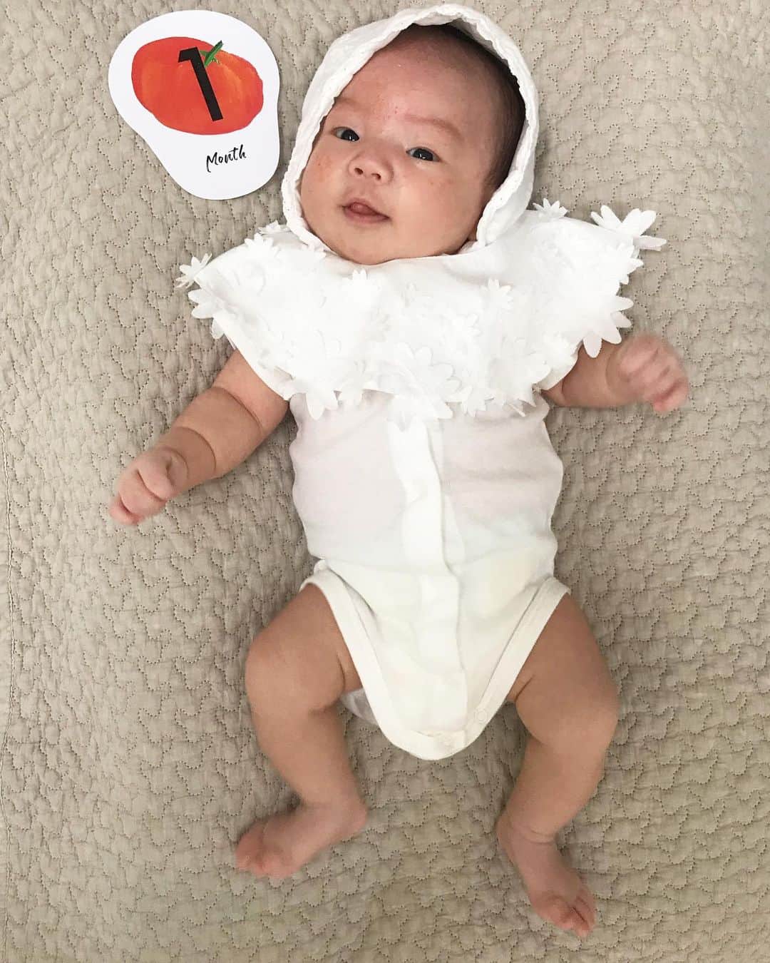 濱中鮎子のインスタグラム：「余計なことをしたくなるのが親なのでしょうか。笑  前に一度お仕事させて頂いた  @soupstocktokyo のみなさんから頂いた(Baby monthly cards) でほっこり🍅  ありがとうございました！  スクスク大きくなぁ〜れ！  #お嬢 #トマト娘 #babygirl #1month #babymonthlyphotos」