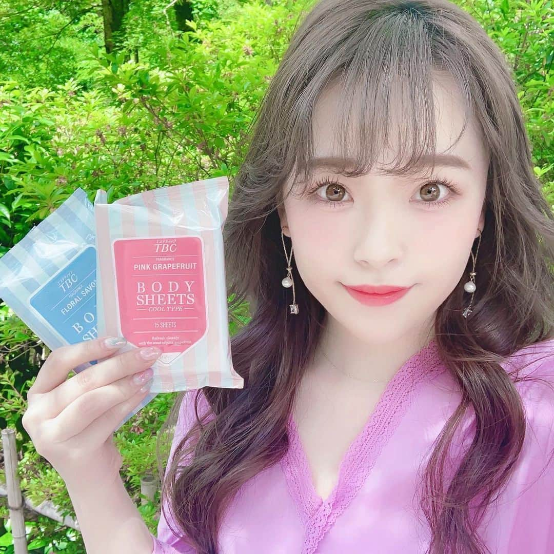 空山菜摘さんのインスタグラム写真 - (空山菜摘Instagram)「♡ 夏の必需品❣️汗拭きシート✨ . 仲良い人なら分かると思うけど、 汗っかきやから😅夏場は100%カバンに 汗拭きシート入れてるねん😂💕 忘れたら絶対コンビニで買う（笑） こちらは… エステティックTBC( @tbc_aesthetic )と ファミリーマートが共同開発した、 ファミマ限定🏪発売の商品です😍👍 美容成分も配合されていて、 スキンケア効果もあるらしいから 女の人は特に嬉しいね(*´◒`*)💕 . . 水色は「フローラルシャボン」の さわやかな香りでマイルドな清涼感で、  ピンク色の「ピンクグレープフ ルーツ」は フルーティーな香りでクールタイプ✨ どっちも良い香りで早速使ってるよ😎 会う人とか場面によって 清涼感と香りを選ぶのもオススメです☺️❤️ . パッケージも可愛いから鞄から出しても ＂THE 汗拭きます＂感は防げそう😜 . . . . . #TBC #ファミマ限定 #ボディシート #スキンケア #pr #限定コスメ #汗拭きシート #コスメレポ #コスメ紹介 #コスメレビュー #ソラメイク #コスメコンシェルジュ #コンビニコスメ #コスメ垢 #夏コスメ #プチプラコスメ #新作コスメ #カバンの中身 #コスメ動画」7月3日 16時54分 - natsumi_sorayama