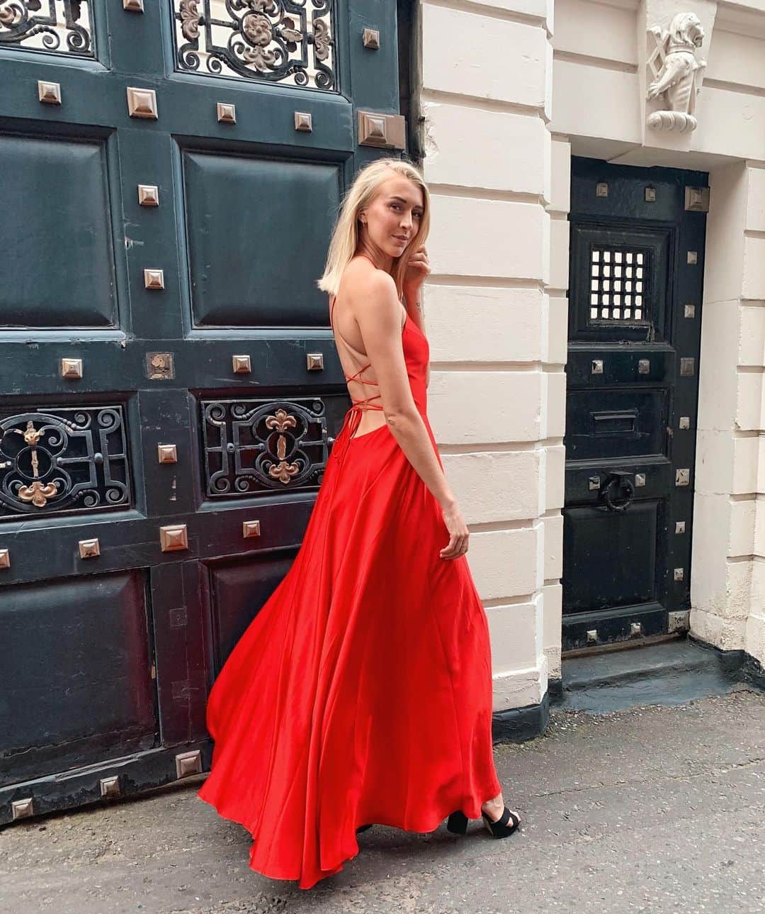 Zanna Van Dijkさんのインスタグラム写真 - (Zanna Van DijkInstagram)「Last night I was the personification of this emoji 💃 and I loved every second! (And yes I’m 6 foot 2 and wore 4 inch heels - because every women, even us tall ones, deserves to feel fabulous!) 👠 Dress: @nadinemerabi #gifted❤️ #tallandproud #ladyinred #merabimoments #sassyAF」7月3日 17時04分 - zannavandijk