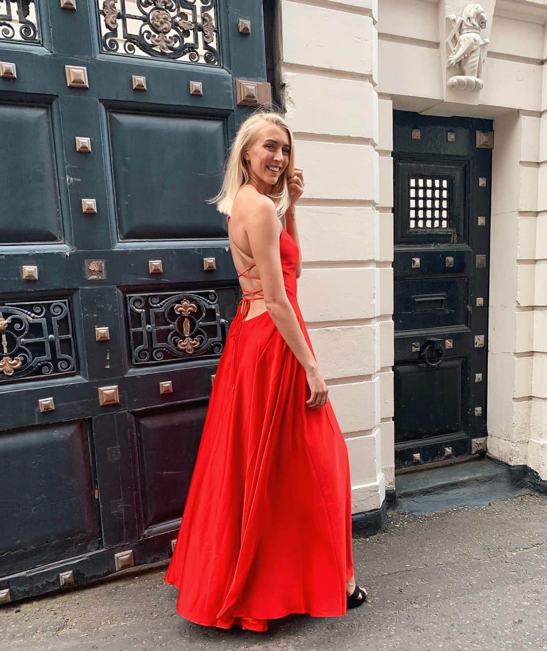 Zanna Van Dijkさんのインスタグラム写真 - (Zanna Van DijkInstagram)「Last night I was the personification of this emoji 💃 and I loved every second! (And yes I’m 6 foot 2 and wore 4 inch heels - because every women, even us tall ones, deserves to feel fabulous!) 👠 Dress: @nadinemerabi #gifted❤️ #tallandproud #ladyinred #merabimoments #sassyAF」7月3日 17時04分 - zannavandijk