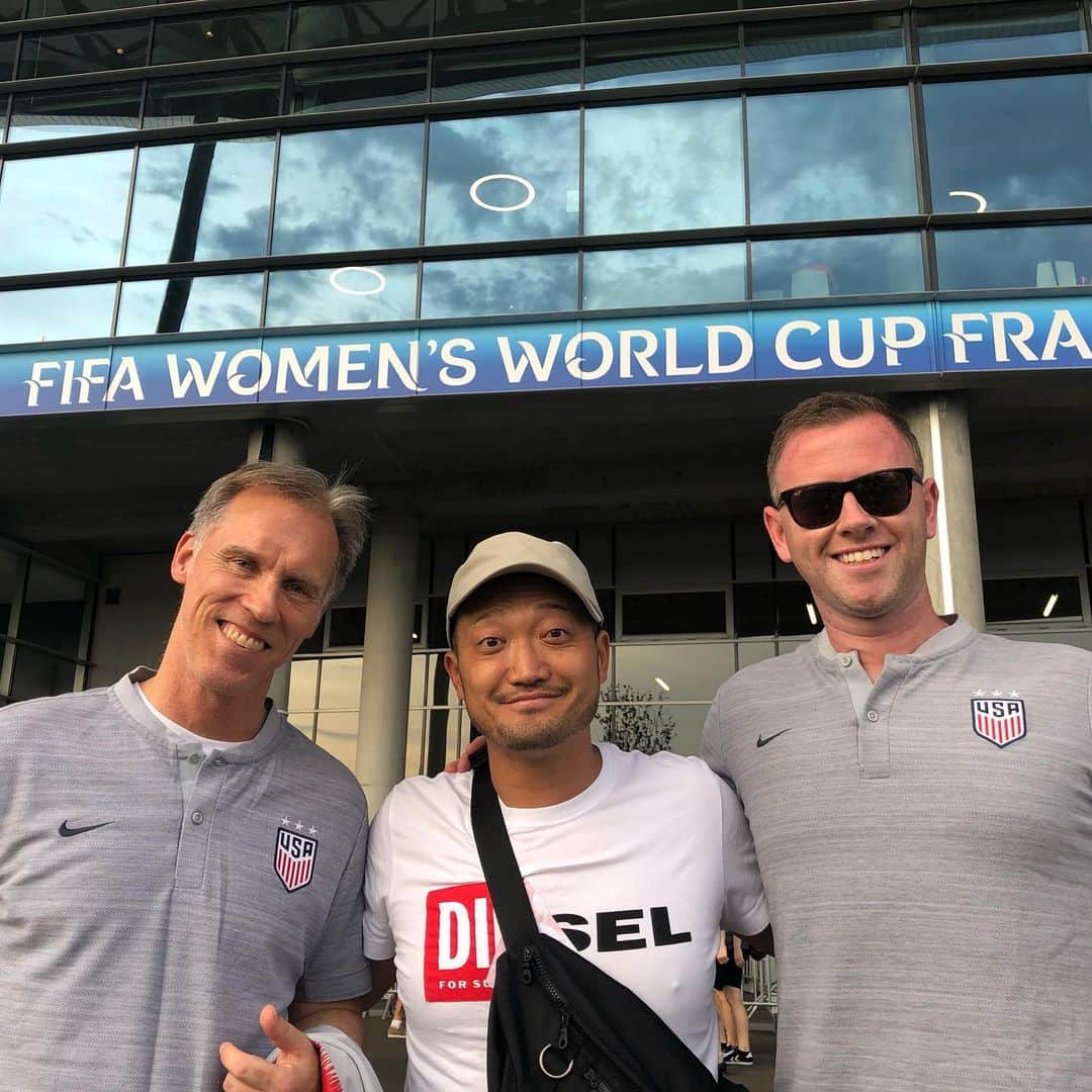 石原孝尚さんのインスタグラム写真 - (石原孝尚Instagram)「FIFA Women’s World Cup France 2019  USA vs England  すごくドラマチックな試合でした。 見てない人には見てほしい試合です！ アメリカのJill、イングランドのNeville、両監督が素晴らしかった。 選手のマネジメント、戦術的準備。 二人とも素晴らしい監督です！  アメリカでチームメイトだったなでしこリーグの仙台でもプレーしてたBrittanyにも会えました。 今、彼女はアメリカのカレッジの監督をしてて日本語で「イソガシー」って言ってました笑 試合もスカイブルー仲間のKelleyのクロスから先制点！ アメリカが決勝に進みました！  会場の雰囲気も素晴らしく、多くの子どもたち、サッカーファンが世界中から来ていました！ そこで知り合って話を聞くだけで、世界の女子サッカーが盛り上がっていることがわかります！ こういう雰囲気に日本人がサポーターも多くなるようになったらいいなって思いました！  今日はSweden v Netherlands  この試合も楽しみです！！ Congratulations USA🇺🇸✨ #fifawomensworldcup  #womensworldcup  #なでしこ  #なでしこjapan」7月3日 17時04分 - taka_ishihara
