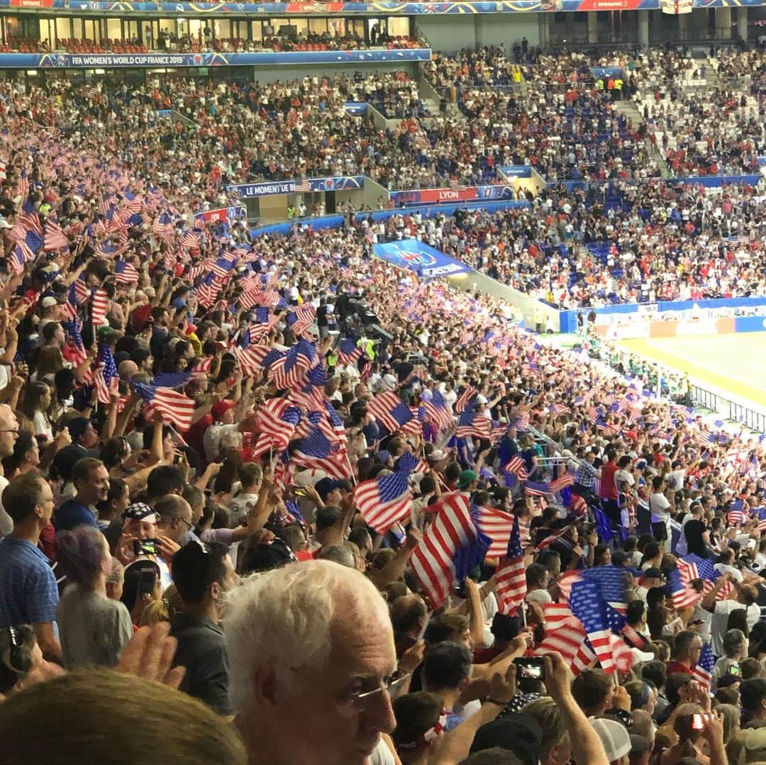 石原孝尚さんのインスタグラム写真 - (石原孝尚Instagram)「FIFA Women’s World Cup France 2019  USA vs England  すごくドラマチックな試合でした。 見てない人には見てほしい試合です！ アメリカのJill、イングランドのNeville、両監督が素晴らしかった。 選手のマネジメント、戦術的準備。 二人とも素晴らしい監督です！  アメリカでチームメイトだったなでしこリーグの仙台でもプレーしてたBrittanyにも会えました。 今、彼女はアメリカのカレッジの監督をしてて日本語で「イソガシー」って言ってました笑 試合もスカイブルー仲間のKelleyのクロスから先制点！ アメリカが決勝に進みました！  会場の雰囲気も素晴らしく、多くの子どもたち、サッカーファンが世界中から来ていました！ そこで知り合って話を聞くだけで、世界の女子サッカーが盛り上がっていることがわかります！ こういう雰囲気に日本人がサポーターも多くなるようになったらいいなって思いました！  今日はSweden v Netherlands  この試合も楽しみです！！ Congratulations USA🇺🇸✨ #fifawomensworldcup  #womensworldcup  #なでしこ  #なでしこjapan」7月3日 17時04分 - taka_ishihara