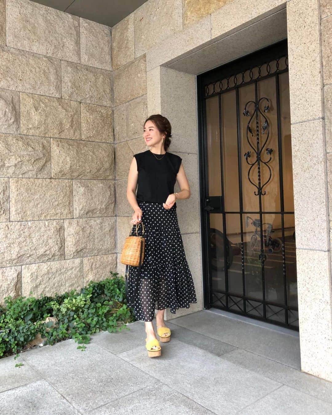 林香里さんのインスタグラム写真 - (林香里Instagram)「・ ・ タイト過ぎず、ふんわりし過ぎてない絶妙な ラインがお気に入りの @aulady103_official の ドットスカートがお気に入り⚪️⚫️⚪️ ・ ・ そのせいか、すっきり見えて さらに嬉しっ🙊💕 ・ ・ #ootd#coordinate#fashion#mama #fashionista#fashionblogger#rainy」7月3日 16時58分 - kaori_hayashi1203